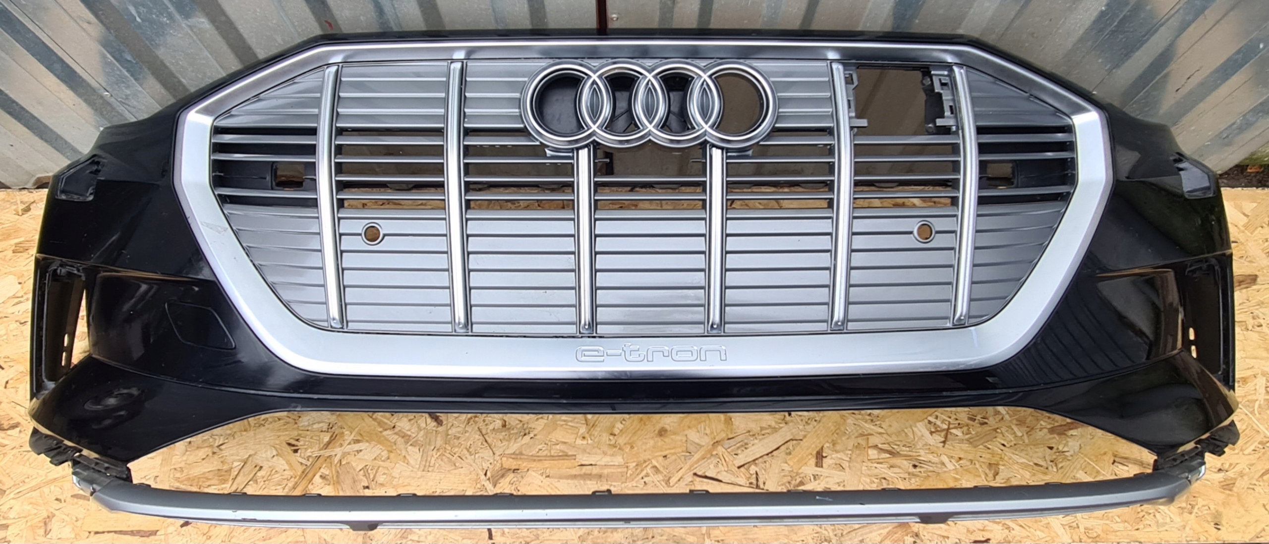 AUDI E TRON ZDERZAK PRZEDNI PRZÓD 4KE