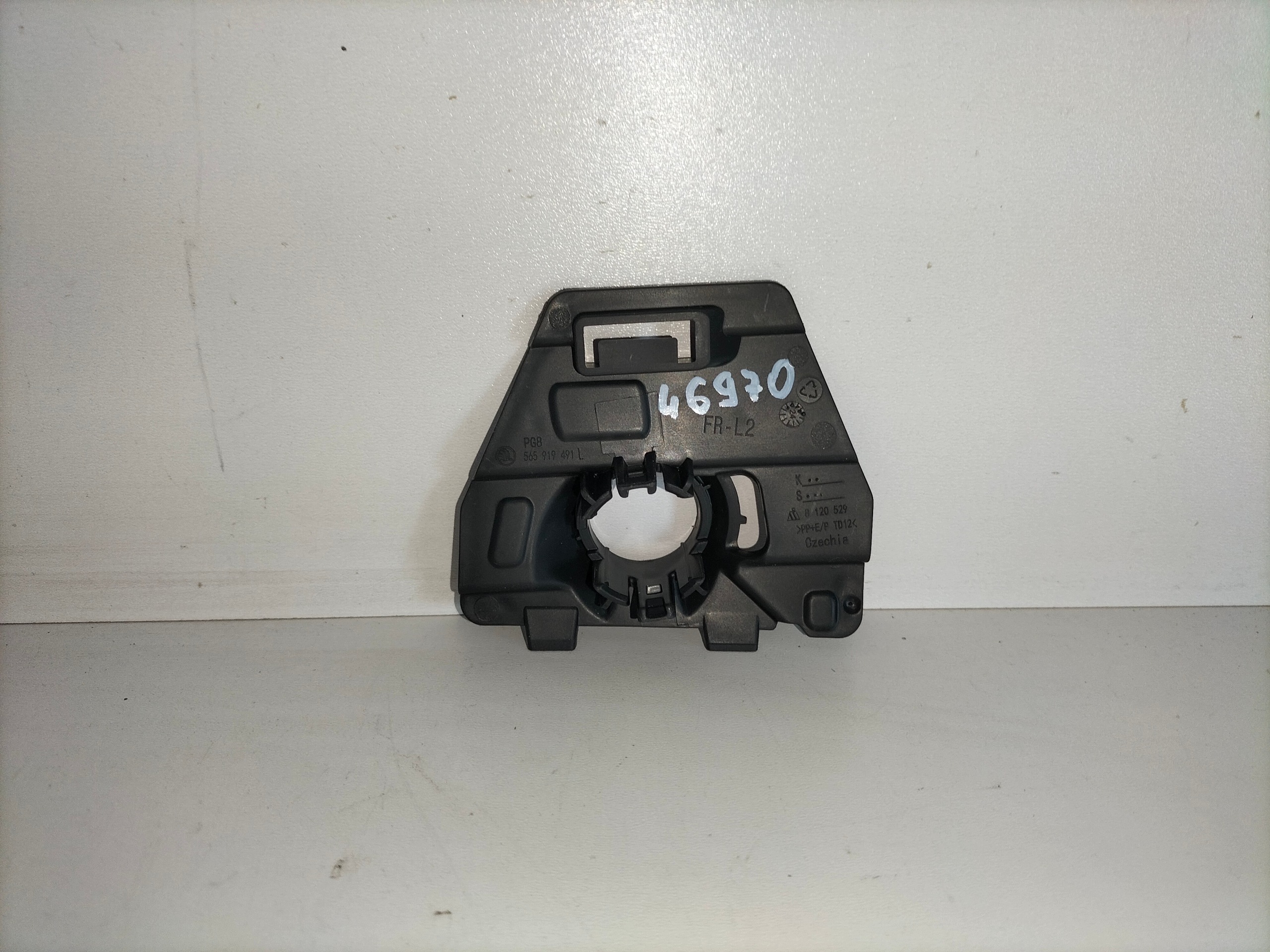Koszyk holder of the sensor PDC front left SKODA KODIAQ LIFT 21