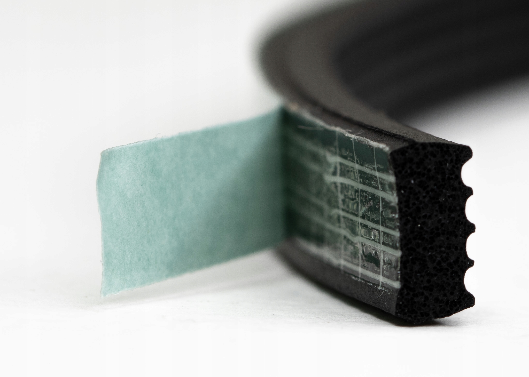 USZCZELKA DRZWI OKNA SAMOPRZYLEPNA CZARNA 10x5 Kod producenta SD-69 CZARNA