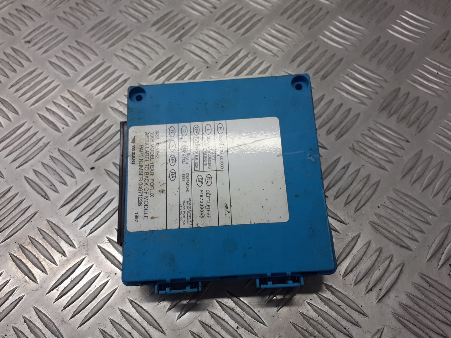 SKRZYNKA BEZPIECZNIKÓW CHRYSLER STRATUS 04671228