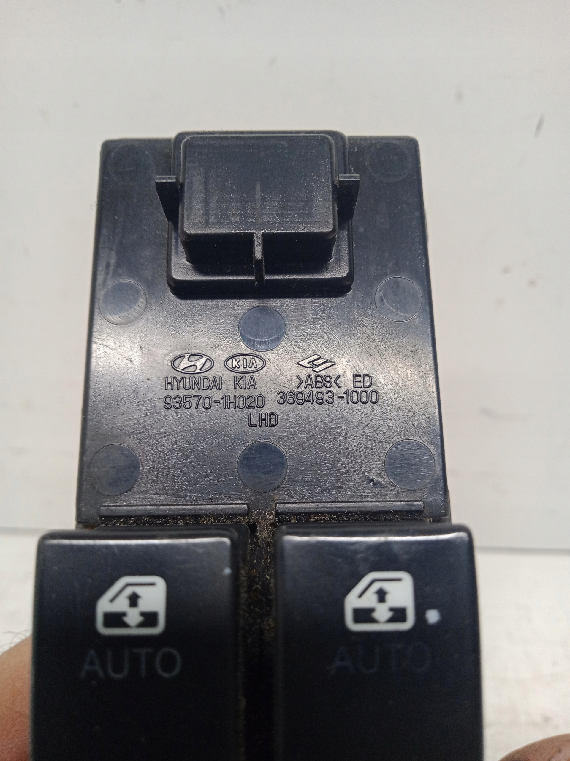 KIA CEED and control panel of the window 93570-1H020