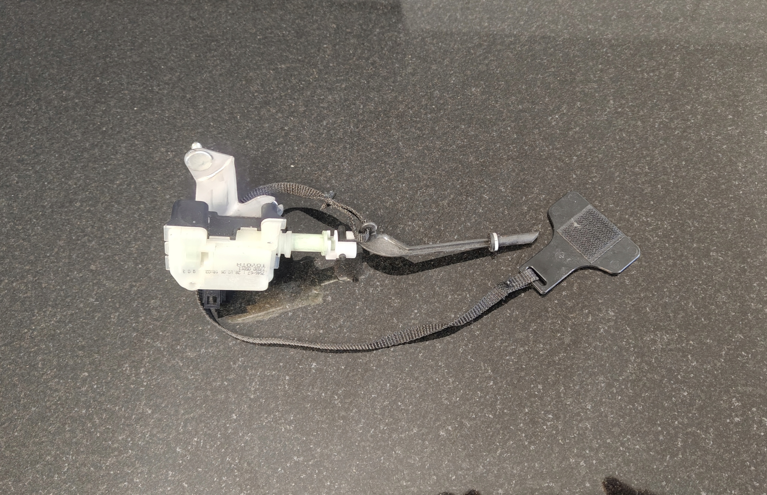 TOYOTA AVENSIS T25 ZAMEK WLEWU KLAPKI PALIWA 2003-2008