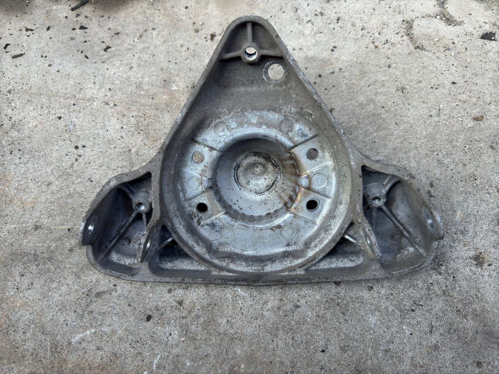 VW PASSAT B5 AUDI A4 B5 A6 C5 držiak tlmiča 8D0412383E