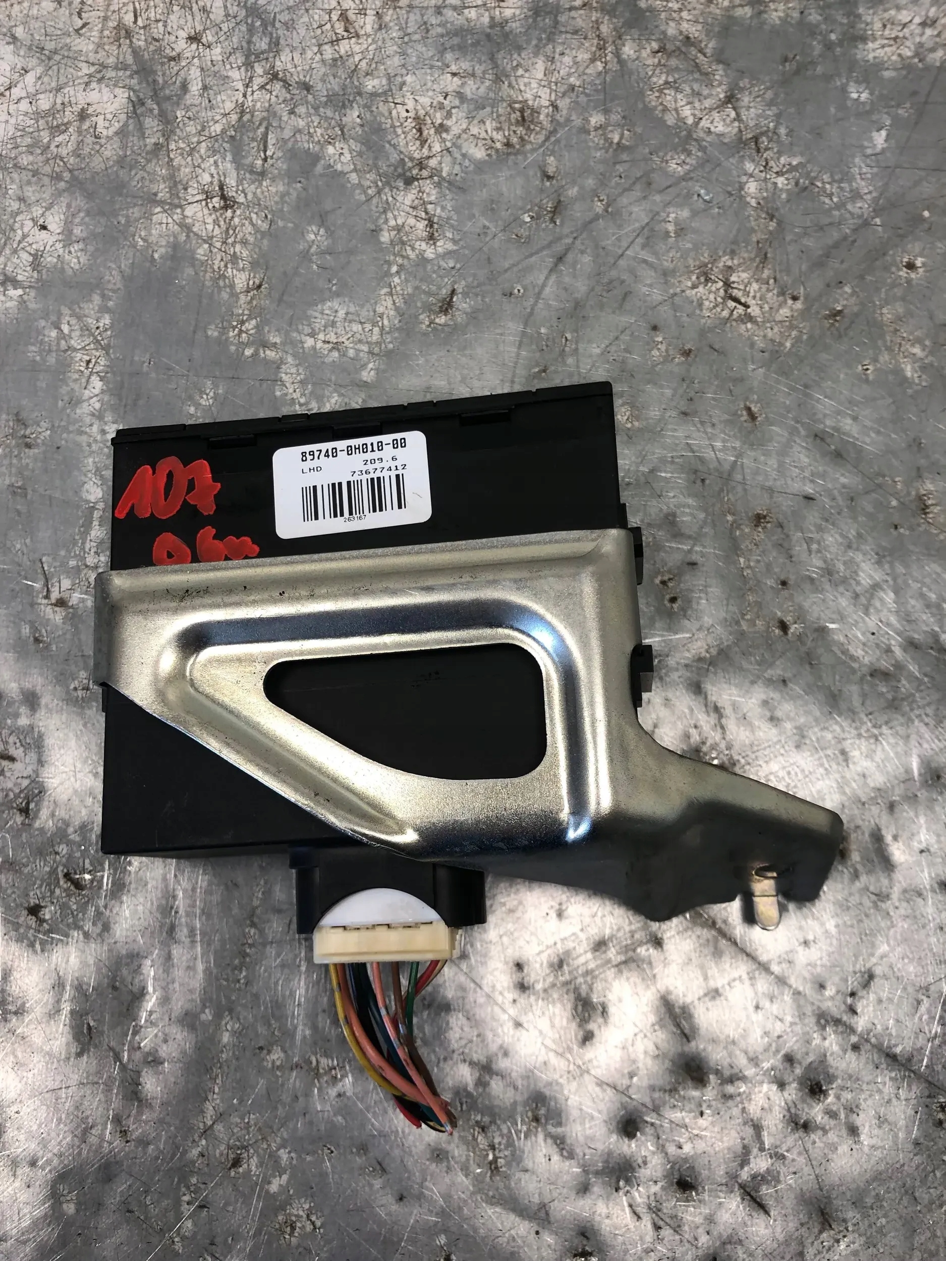 Unité commande confort PEUGEOT 107 89740-0H010