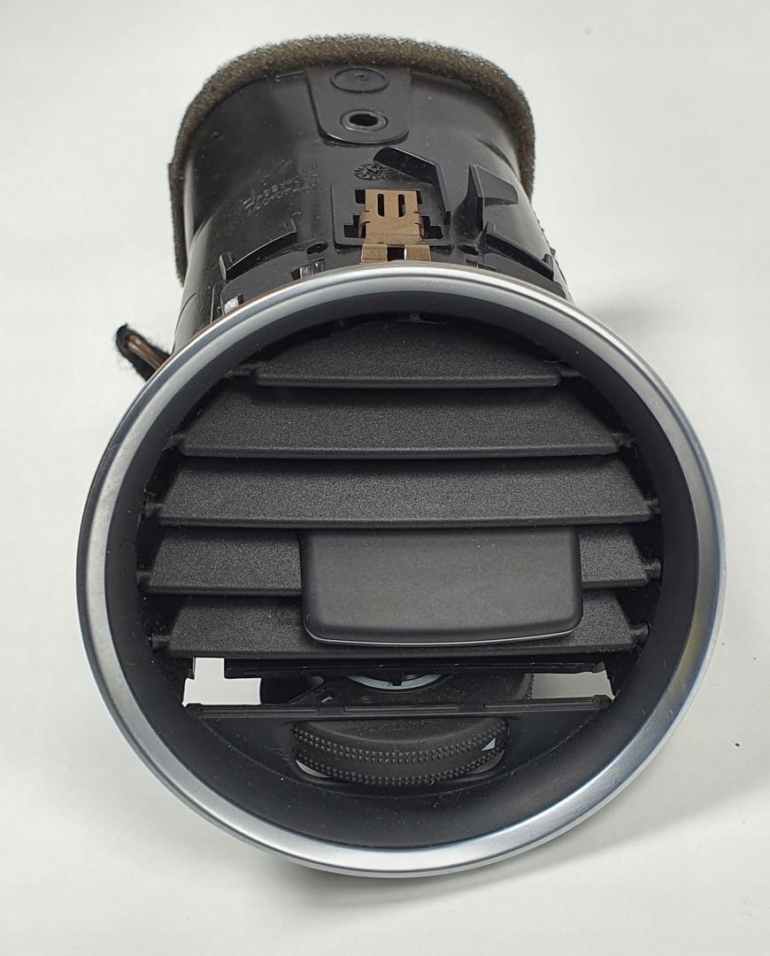 Вентиляційна решітка права MERCEDES W204 A2048306654