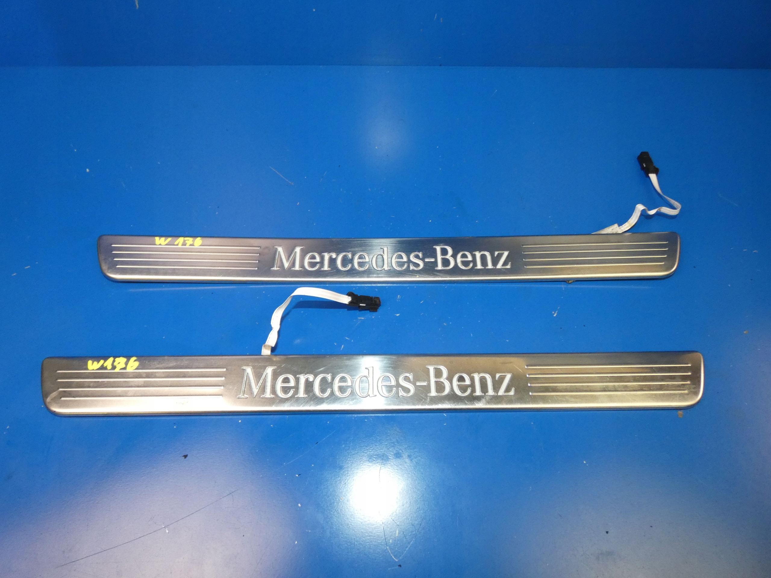 A KLASA W176 NAKŁADKA LISTWA PROGU TYŁ PODŚWIETLAN