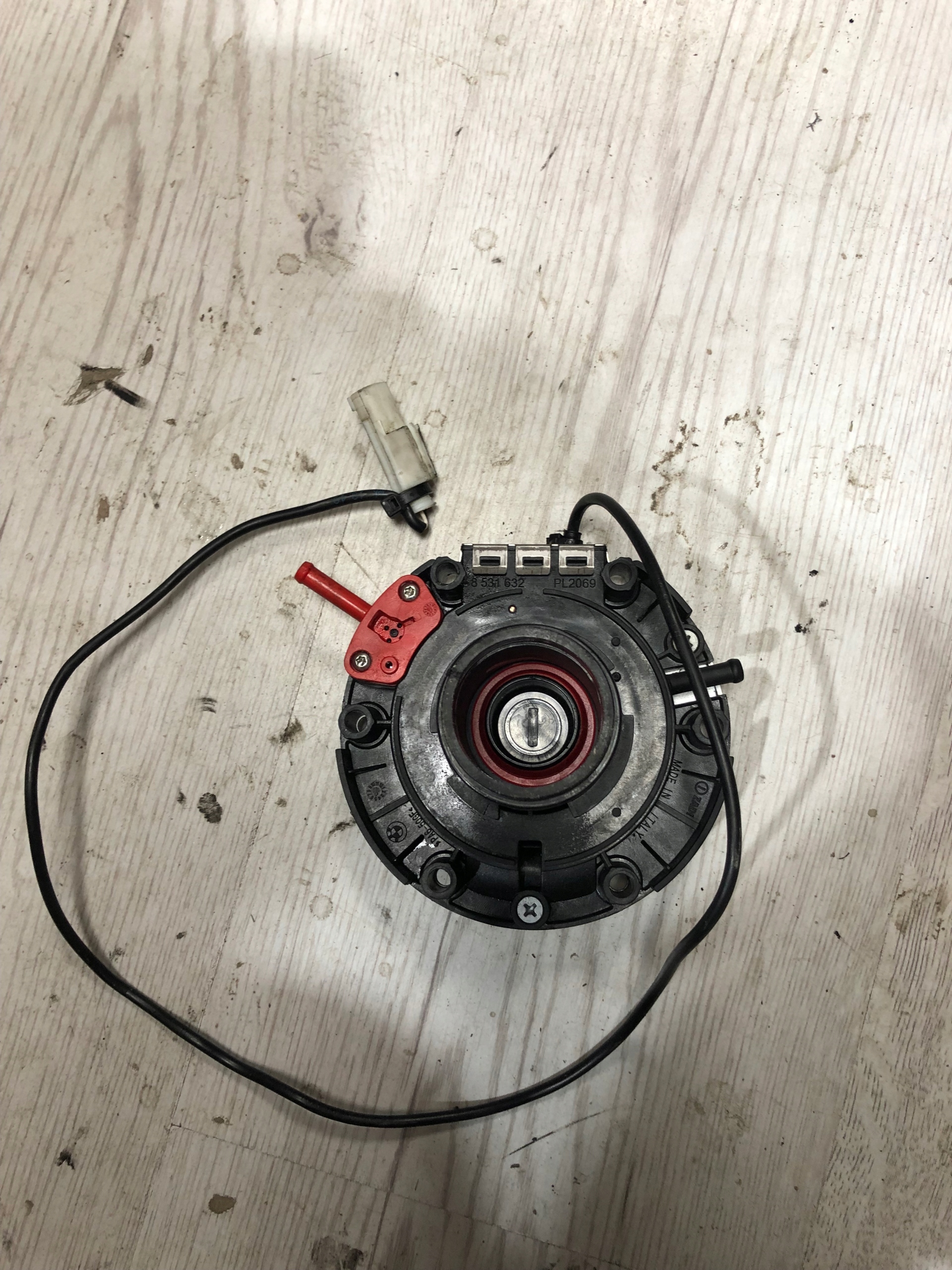 KLAPKA WLEWU PALIWA BMW 8394060 Part number 8394060