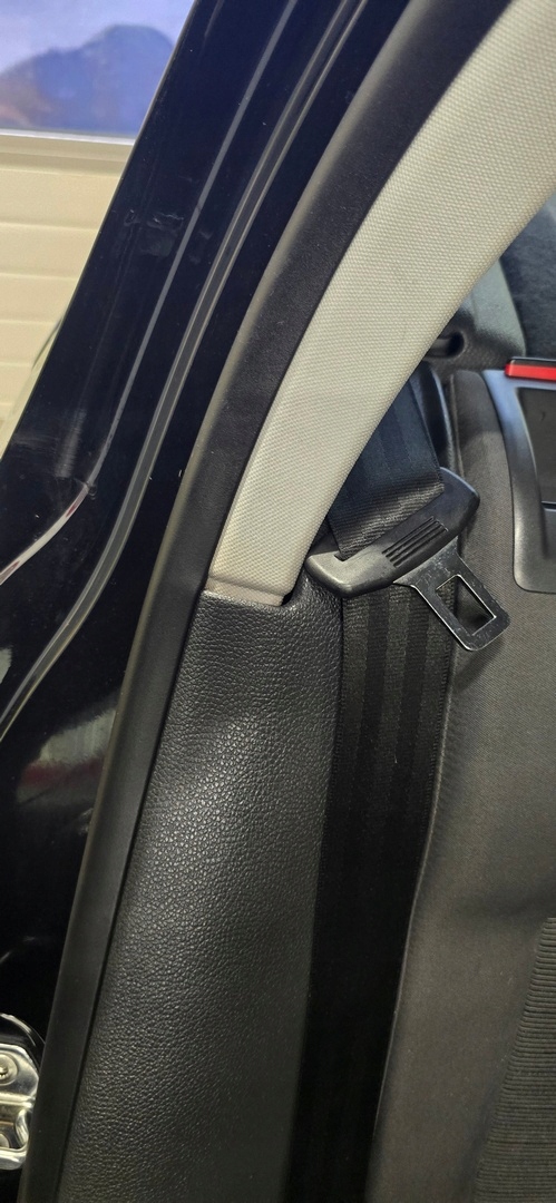 ремень безопасности задний vw Golf 5 V 2003-2010