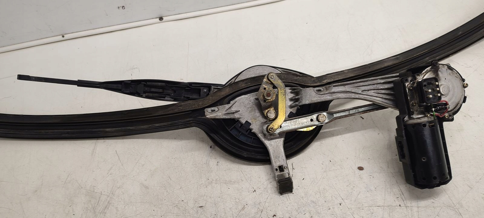 Wischergestänge Mercedes W124 kombi 2,2