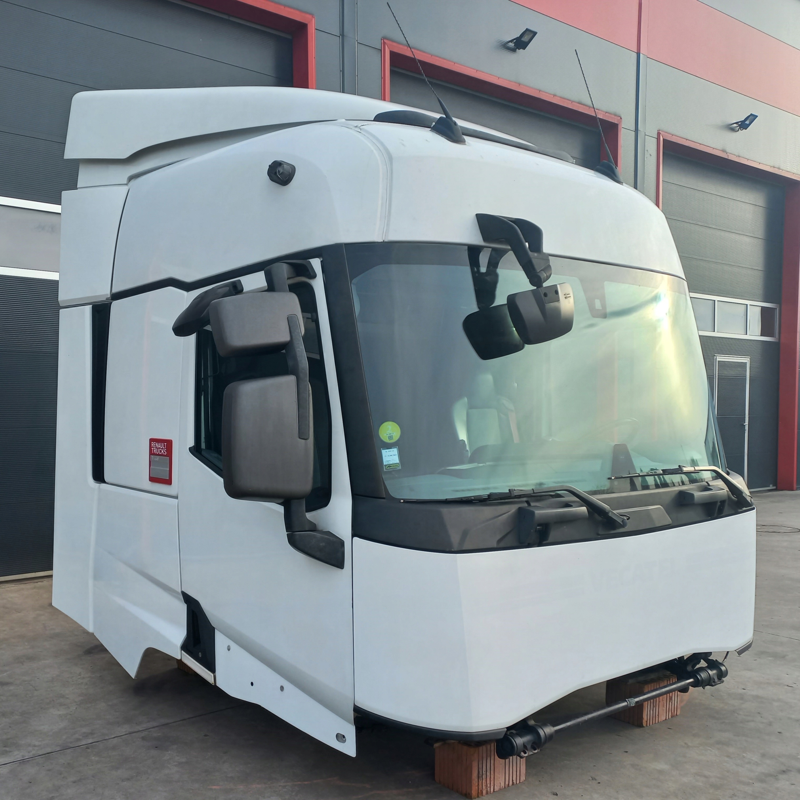 KOMPLETNA KABINA RENAULT GAMA T RANGE C K MASKA + SPOJLERY + WYWROT KABINY Producent części Renault OE