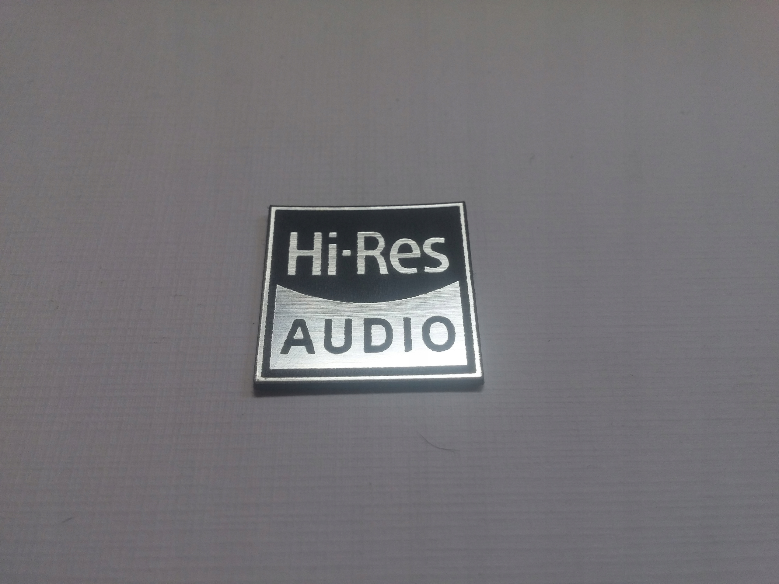 

Hi-res Audio naklejka emblemat 25 x 25 mm *srebrna