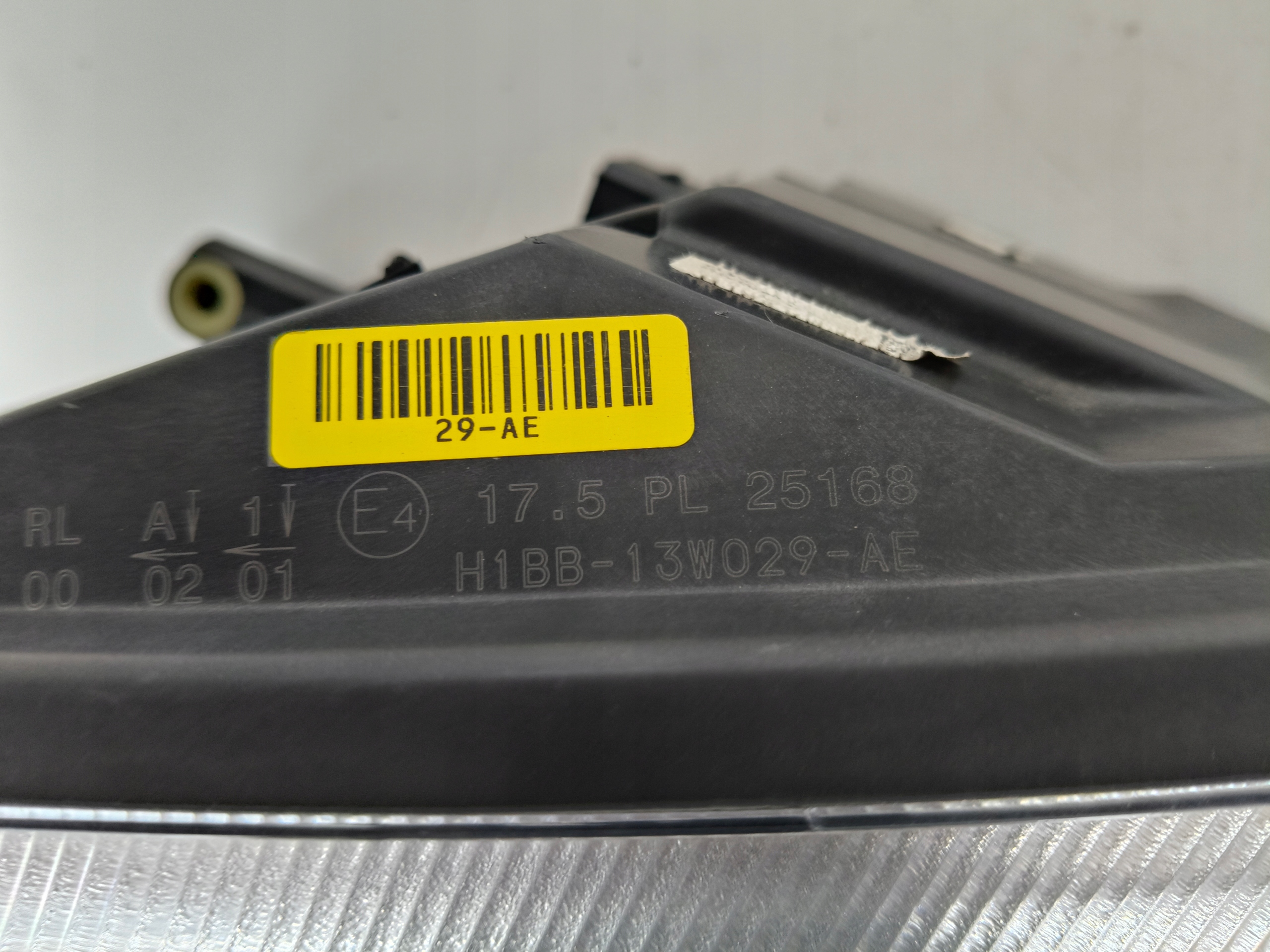 light right REFLEKTOR FORD FIESTA MK8 17