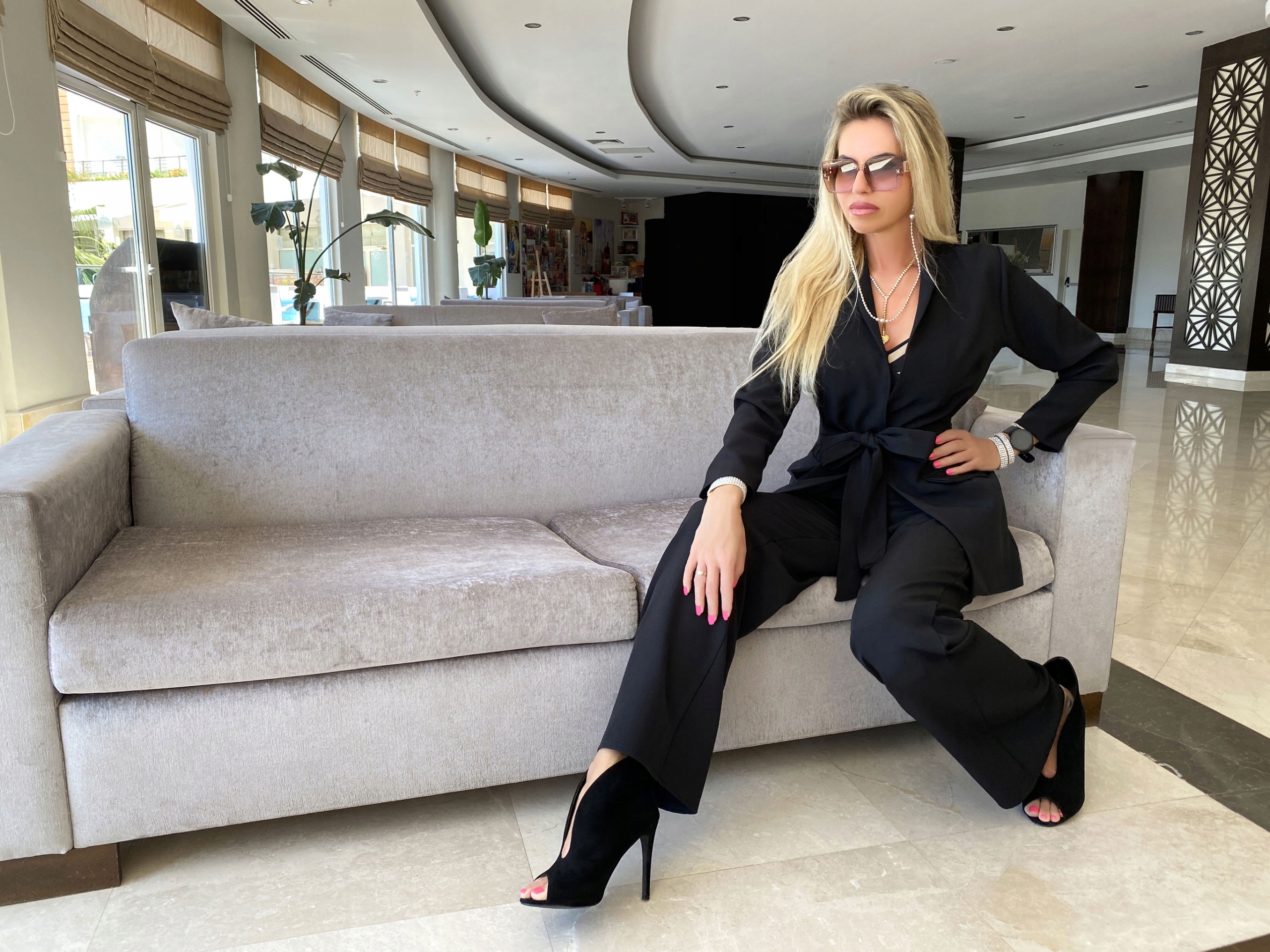 KLASYCZNY GARNITUR SZEROKIE SPODNIE MARYNARKA WIĄZANY PAS ELEGANTKA 702 Marka ADDAMS