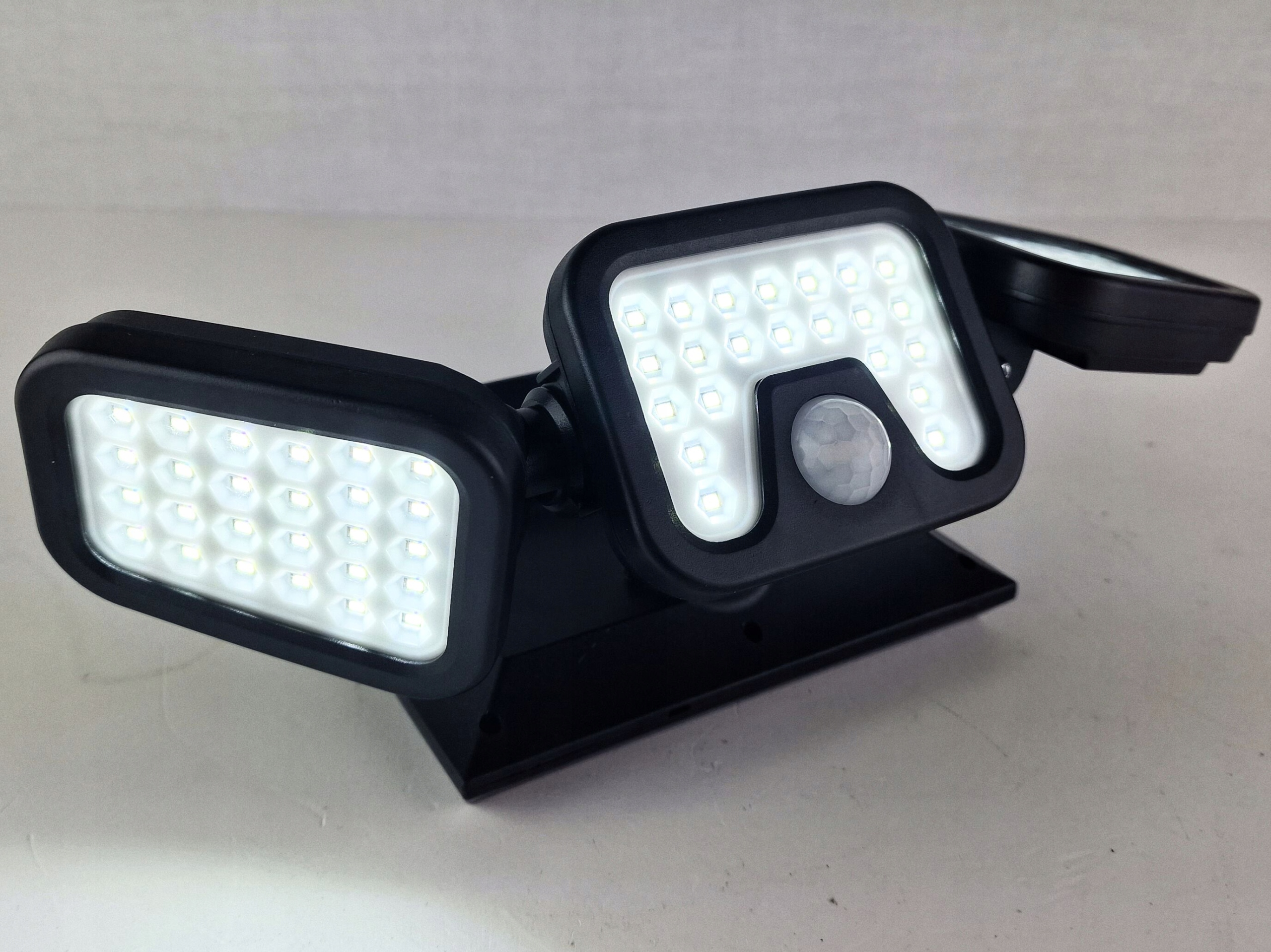 LAMPA SOLARNA Z CZUJNIKIEM RUCHU MOCNA PANEL SOLARNY 74LED IP65 ŚWIECENIA Zasilanie bateryjne