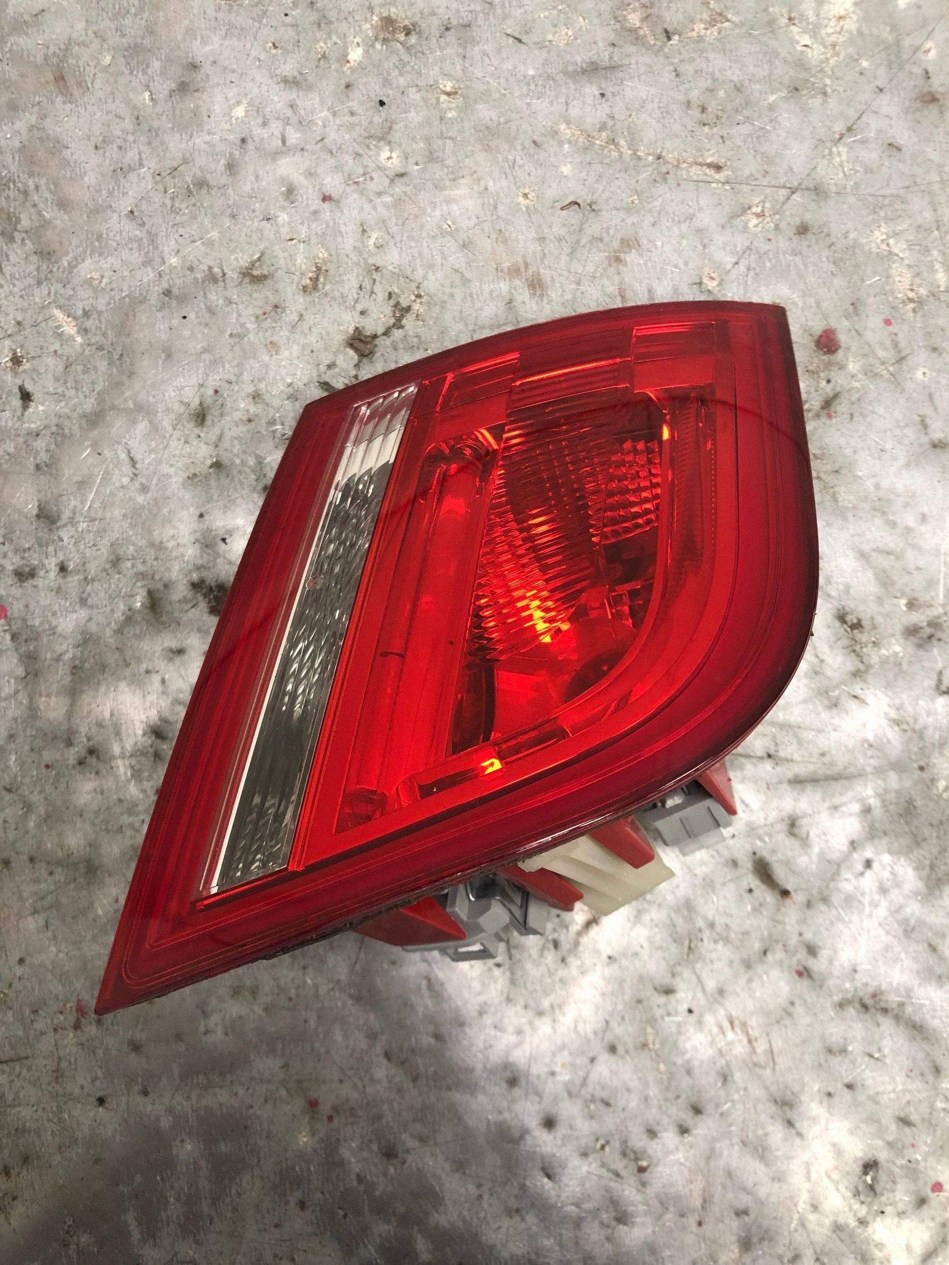 feu gauche arrière LED du capot AUDI A3 8P 5d LIFT 8P4945093D