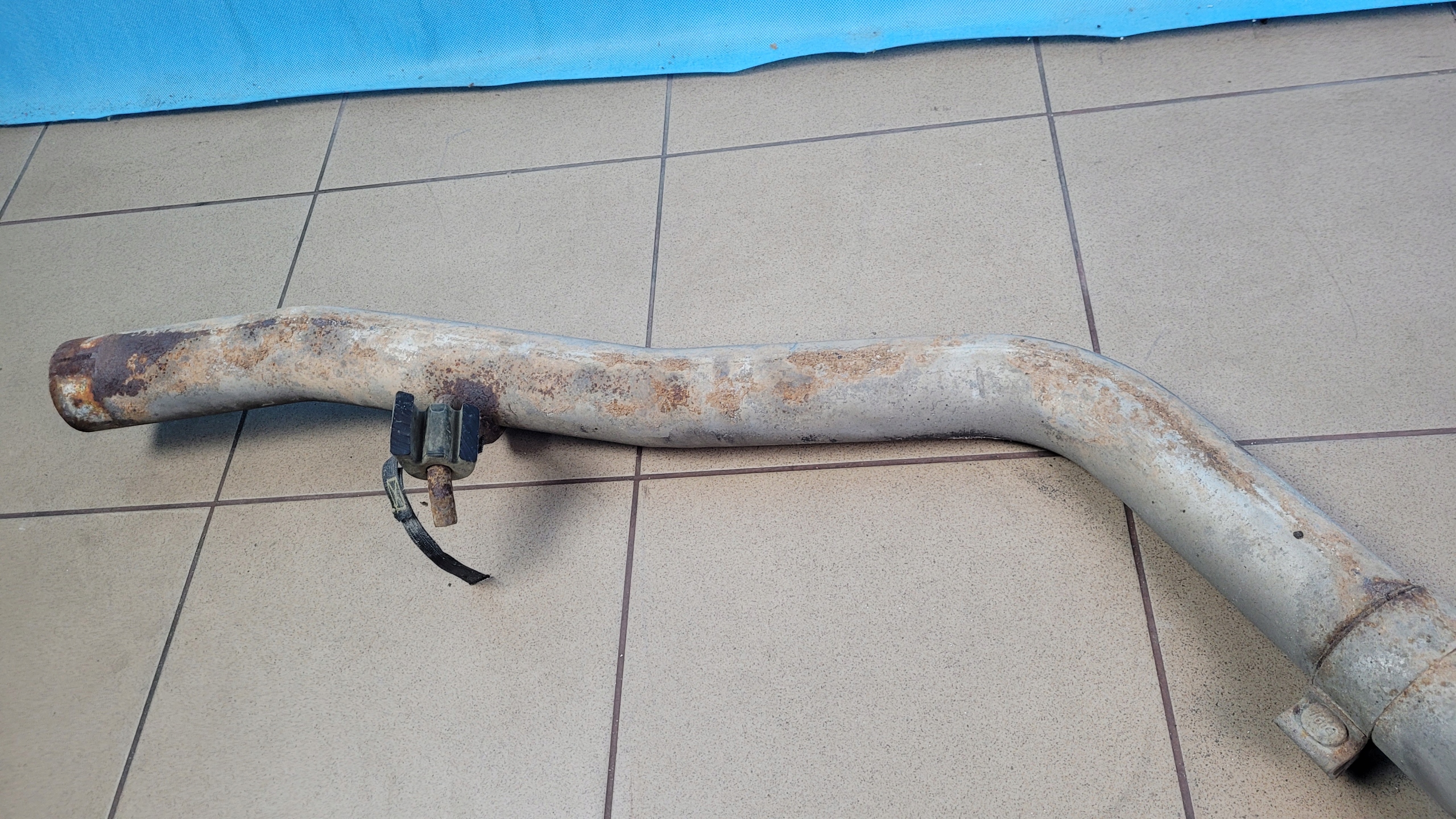 Dodge CHALLENGER 3.6л 19r труба наконечник выхлопная левый