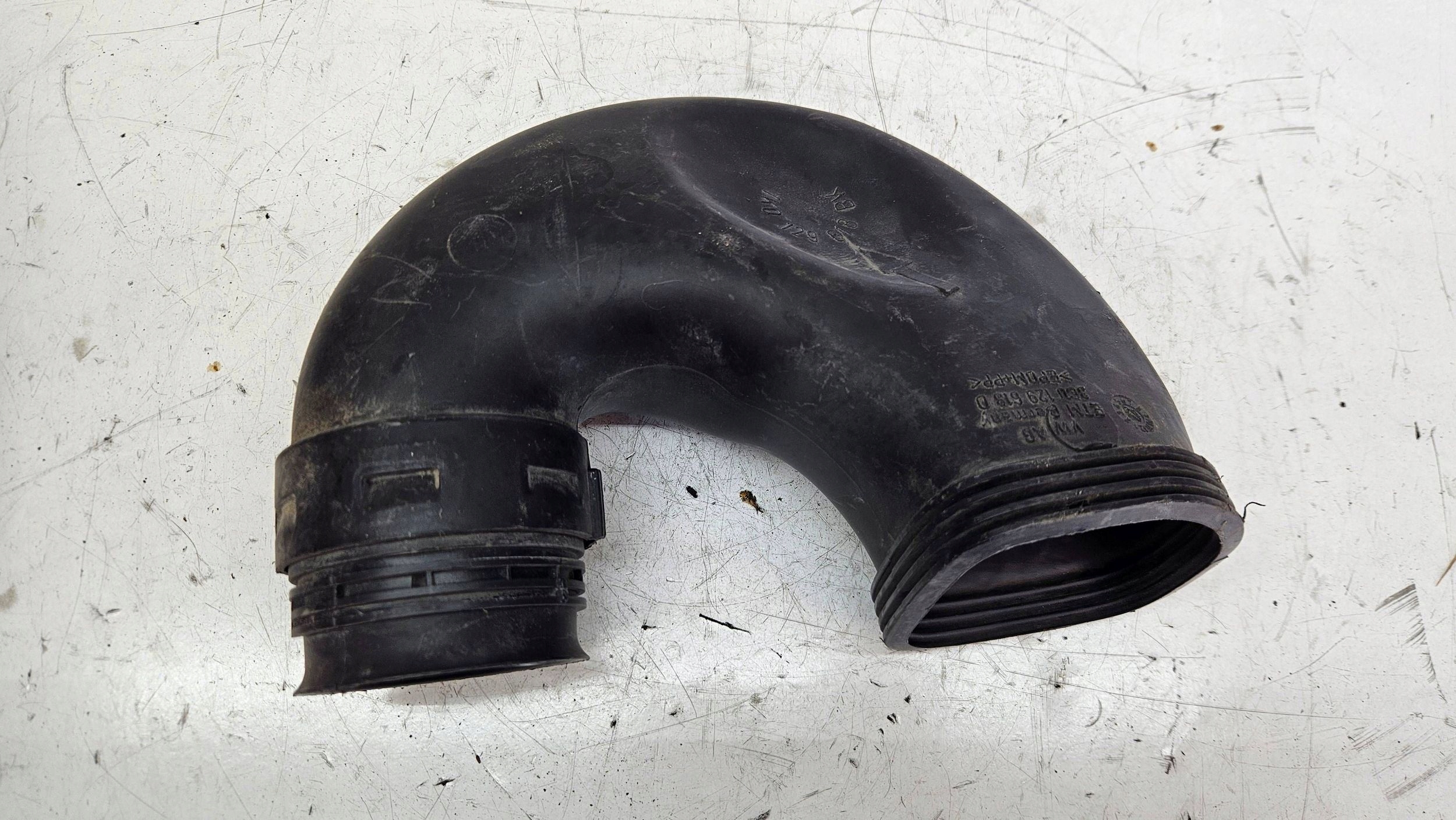 Volkswagen PASSAT B6 3C CC 3c0129618d Czesc rury dolotu luft
