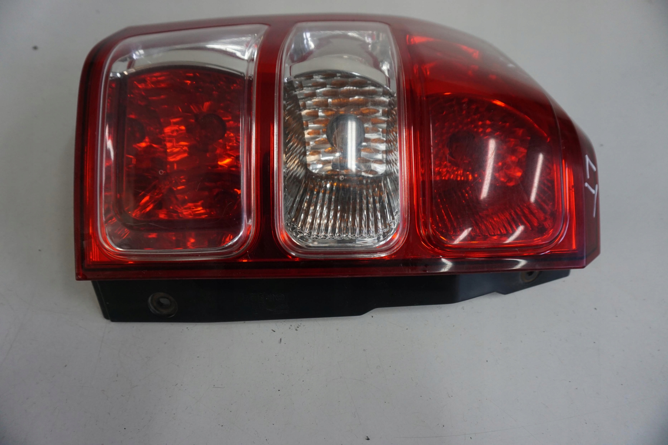 SUZUKI GRAND VITARA II 2005-2014R LAMPA LEWA TYLNA 35670-65J11 Strona zabudowy lewa