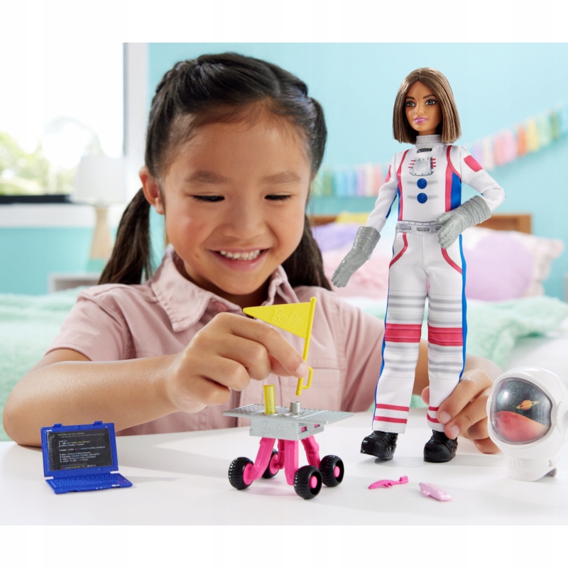 BARBIE KARIERA LALKA ASTRONAUTKA W SKAFANDRZE ZESTAW Z AKCESORIAMI 3+ Wiek dziecka 3 lata +
