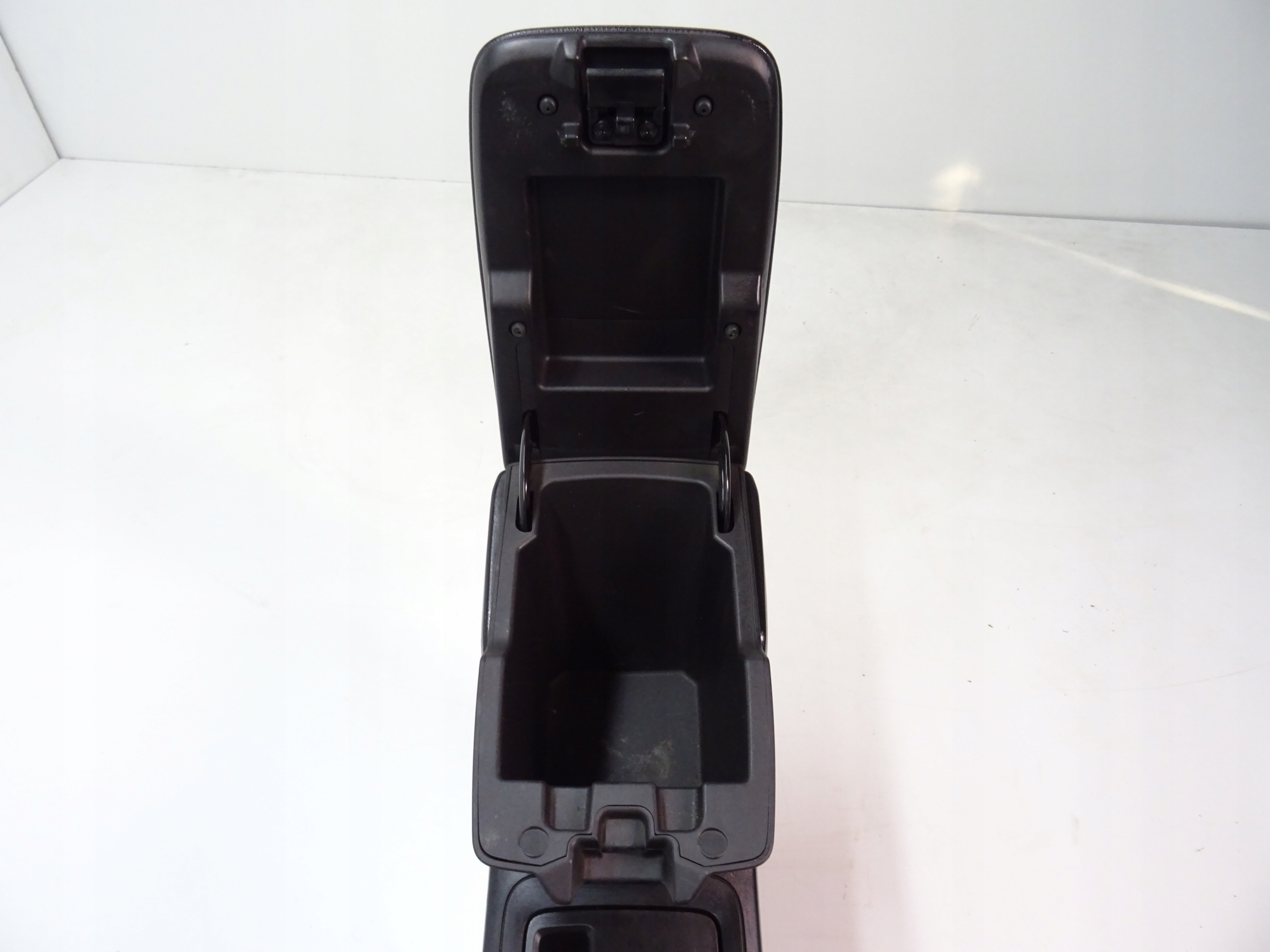 opel ANTARA тунель середина подлокотник