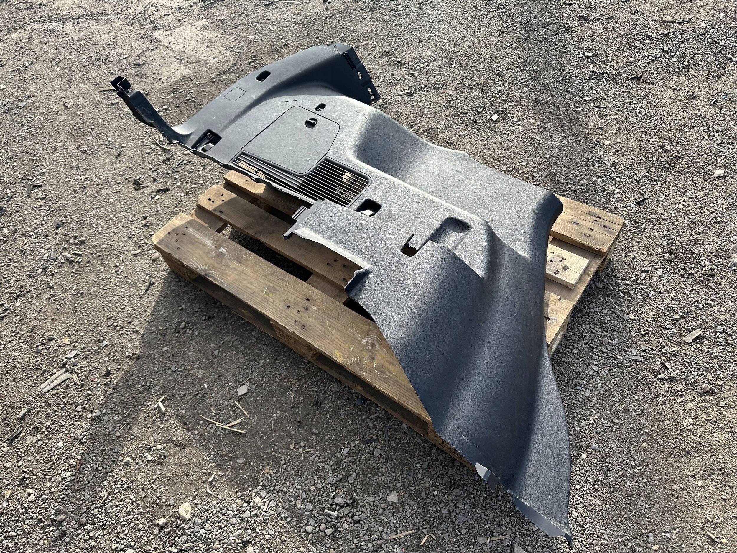 side upholstery side left boot rear part rear. Ford Explorer 2020+