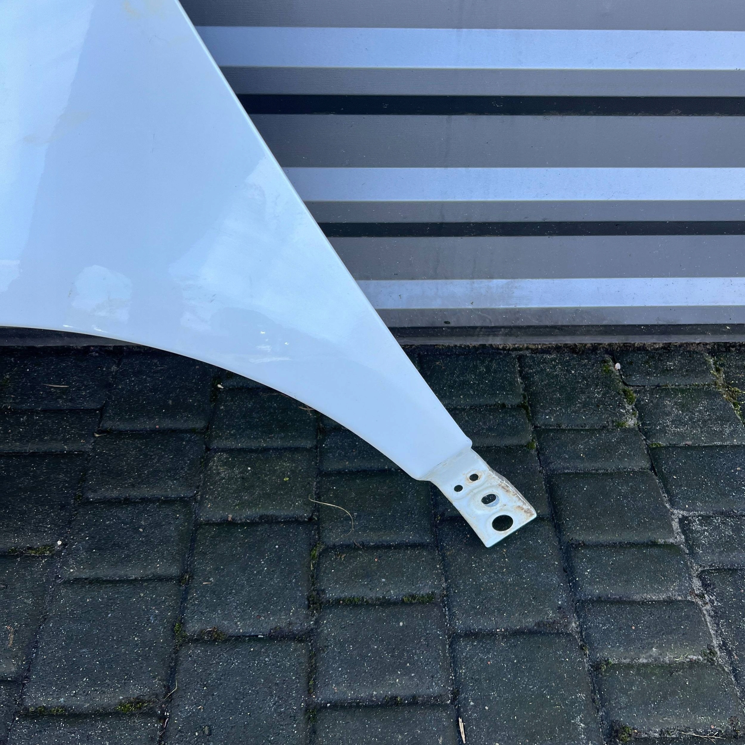 VOLVO XC60 I BŁOTNIK LEWY PRZÓD PRZEDNI 30762401 Producent części Volvo OE