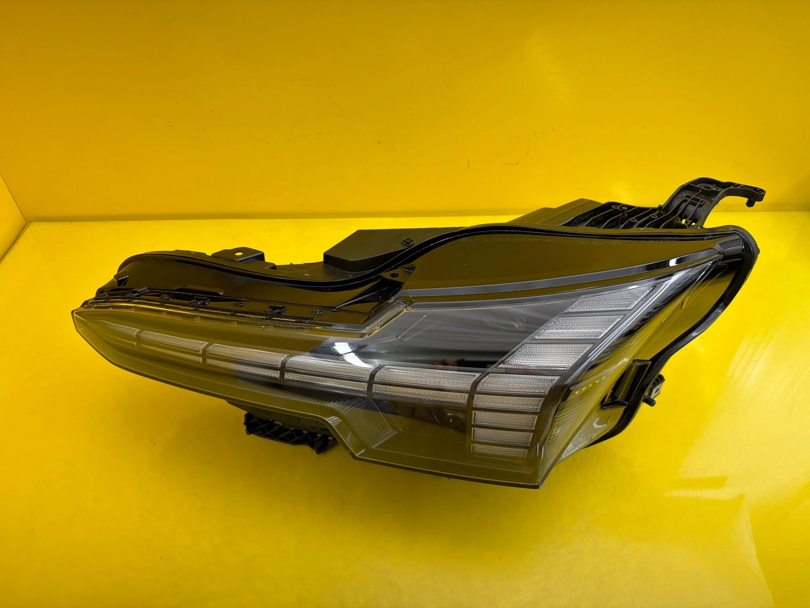 light left front Volvo EX30 Full Led 80000401
