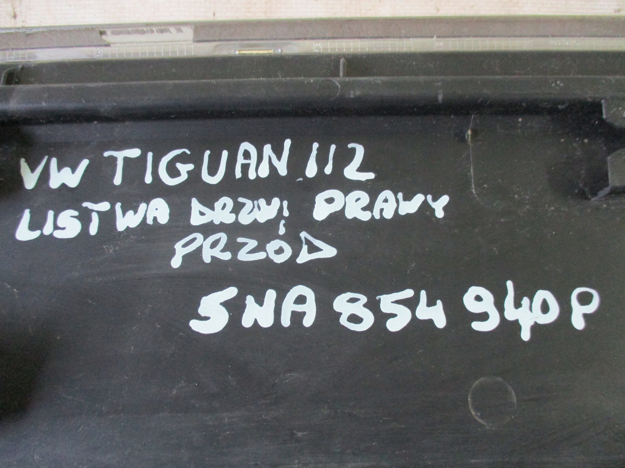 Listaw door right front front VW Tiguan II 2 5NA854940P