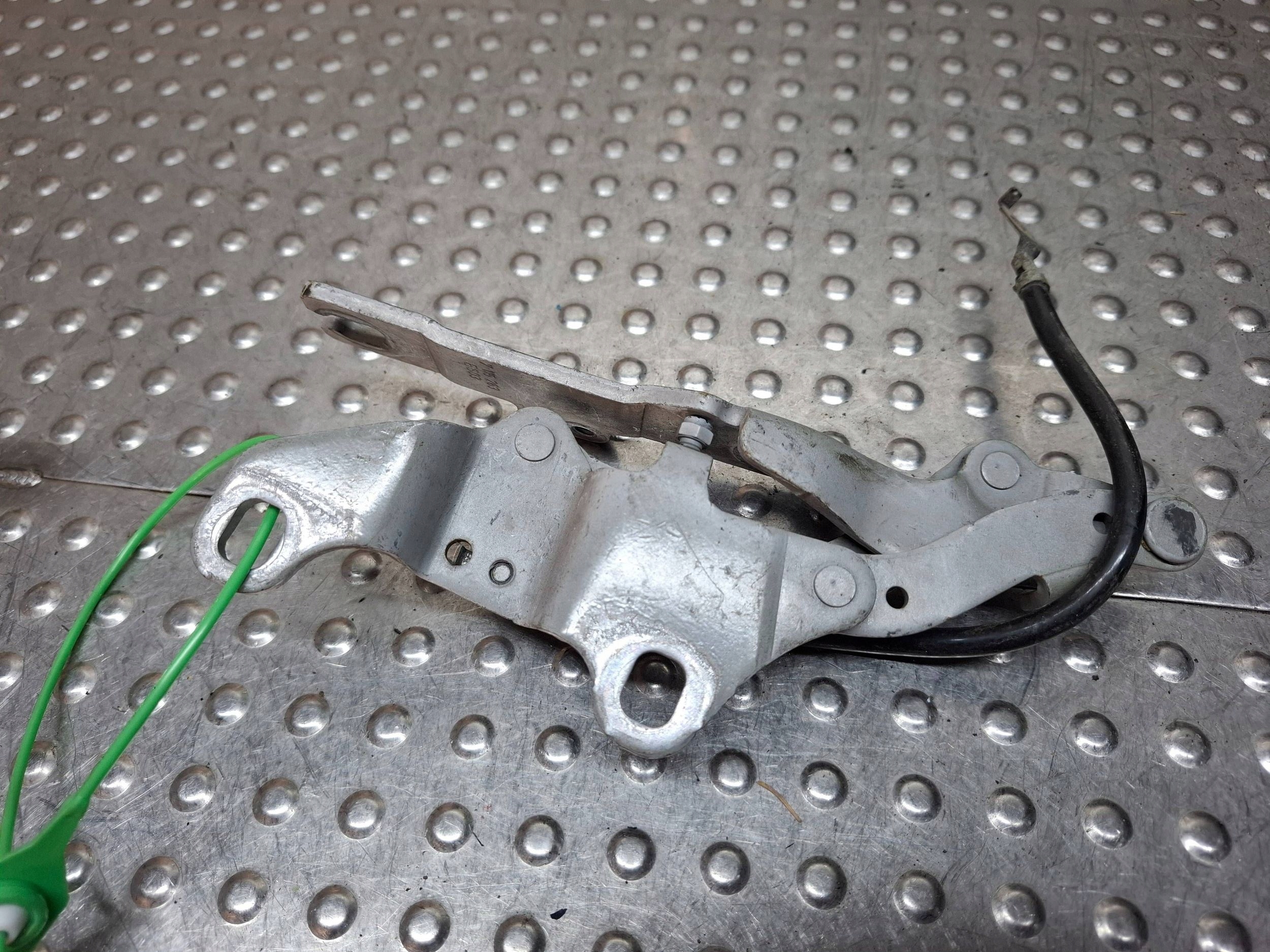 Scharnier der Kühlergrill links vorne 7115263 BMW E90 E91 E92 E93