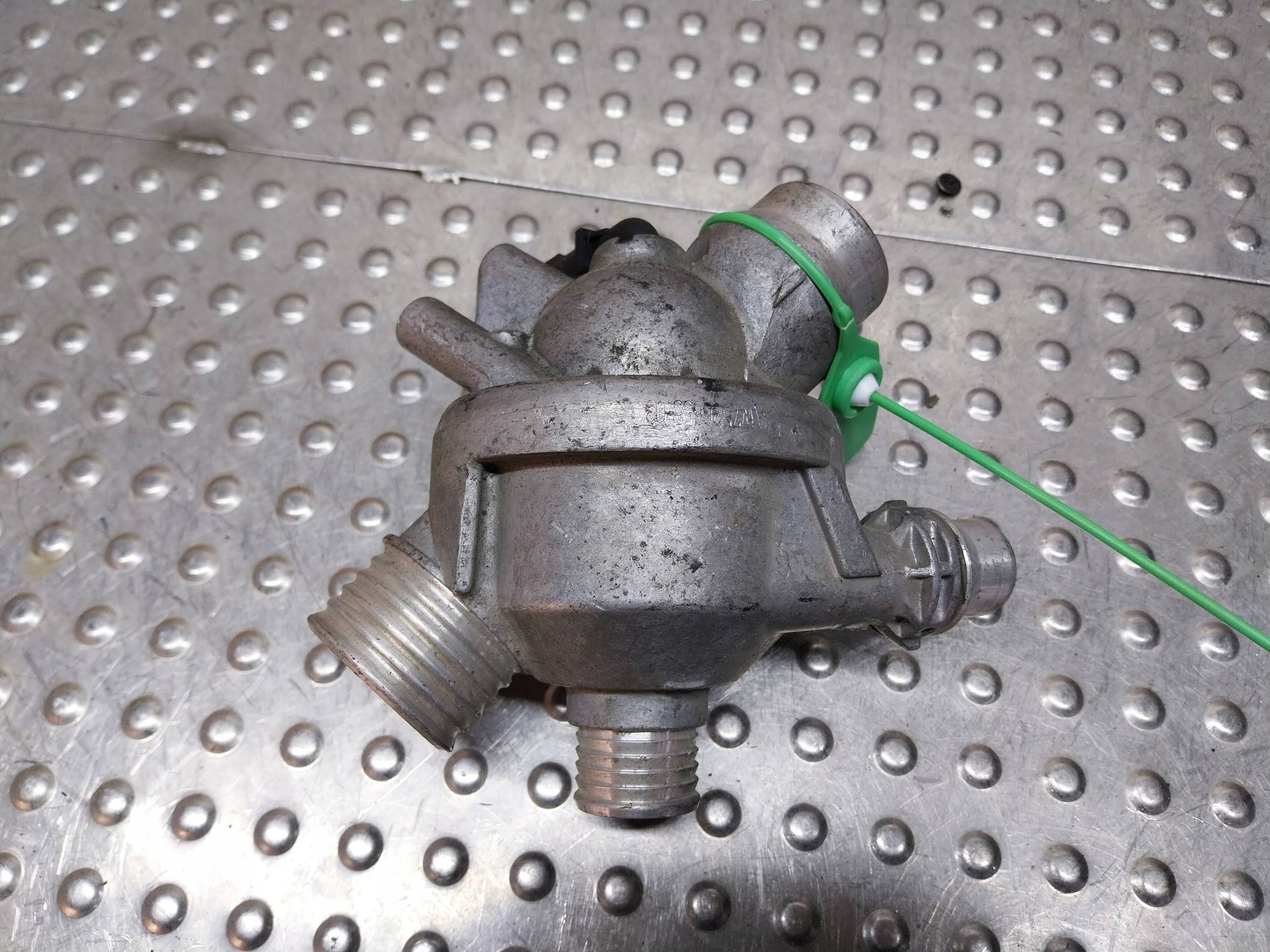 thermostat 11997710 BMW E60 E61 E63 E65 E66 E81 E82 E87 E90 E91 E92