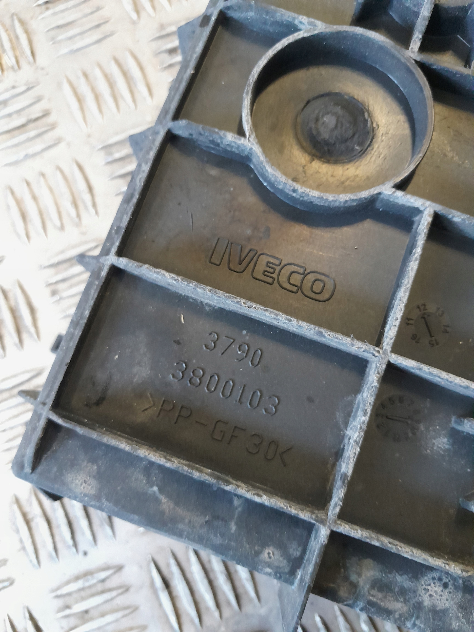 PODSTAWA AKUMULATORA IVECO DAILY 3800103 FIAT DUCATO PEUGEOT BOXER EURO 5 Producent części Iveco OE