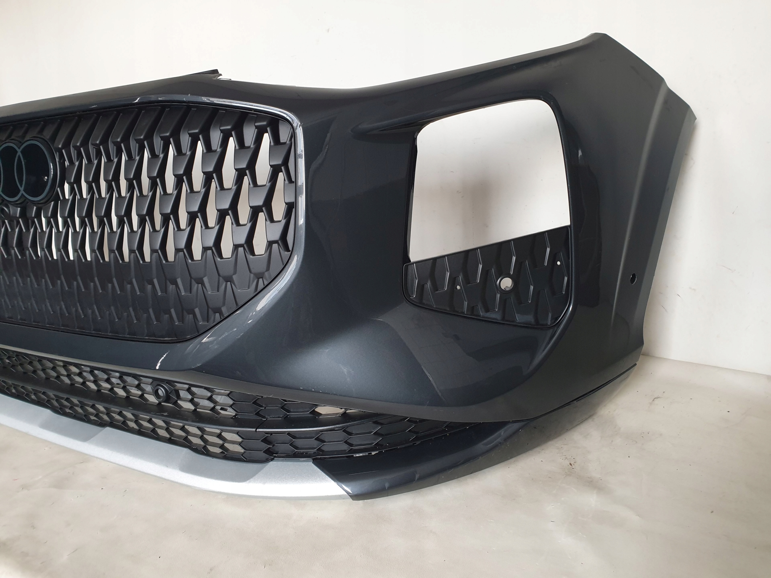 AUDI Q3 III 83H 25-> bumper front front 6 x PDC 83H807437