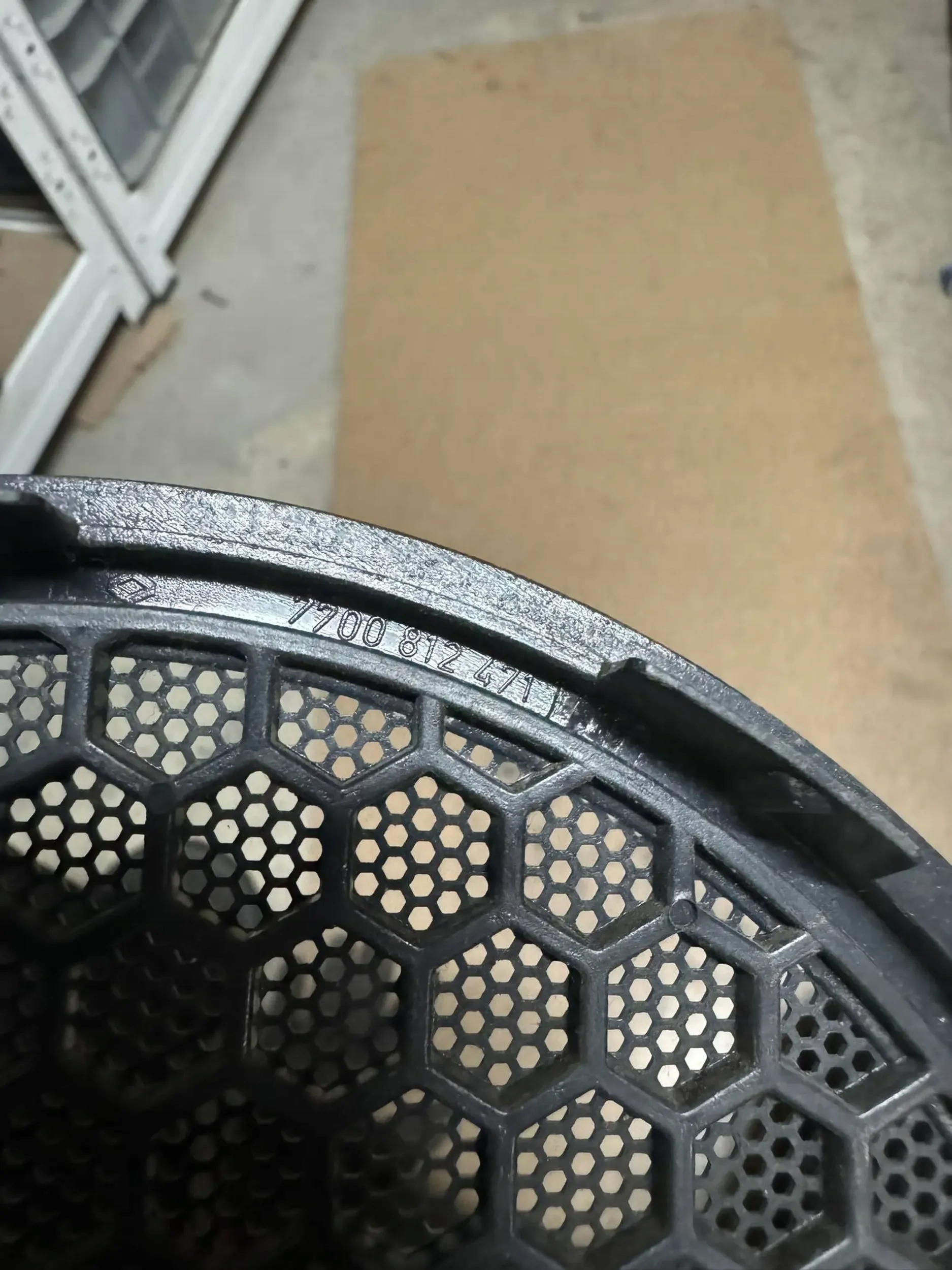 OSŁONA MASKOWNICA GŁOŚNIKA DRZWI RENAULT TRAFIC 7700812471 Producent części Renault OE