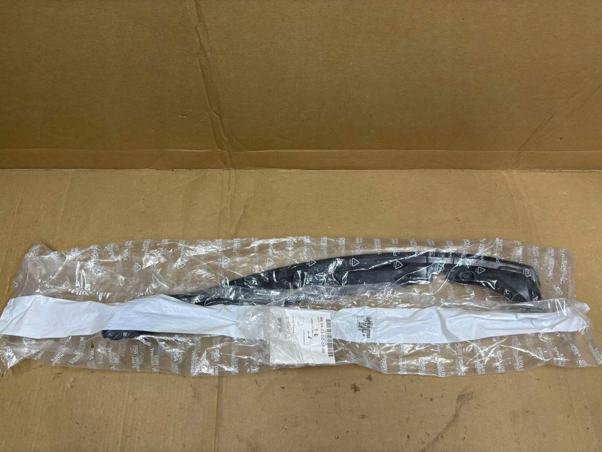 gasket door left front Peugeot 208 and 9673082080
