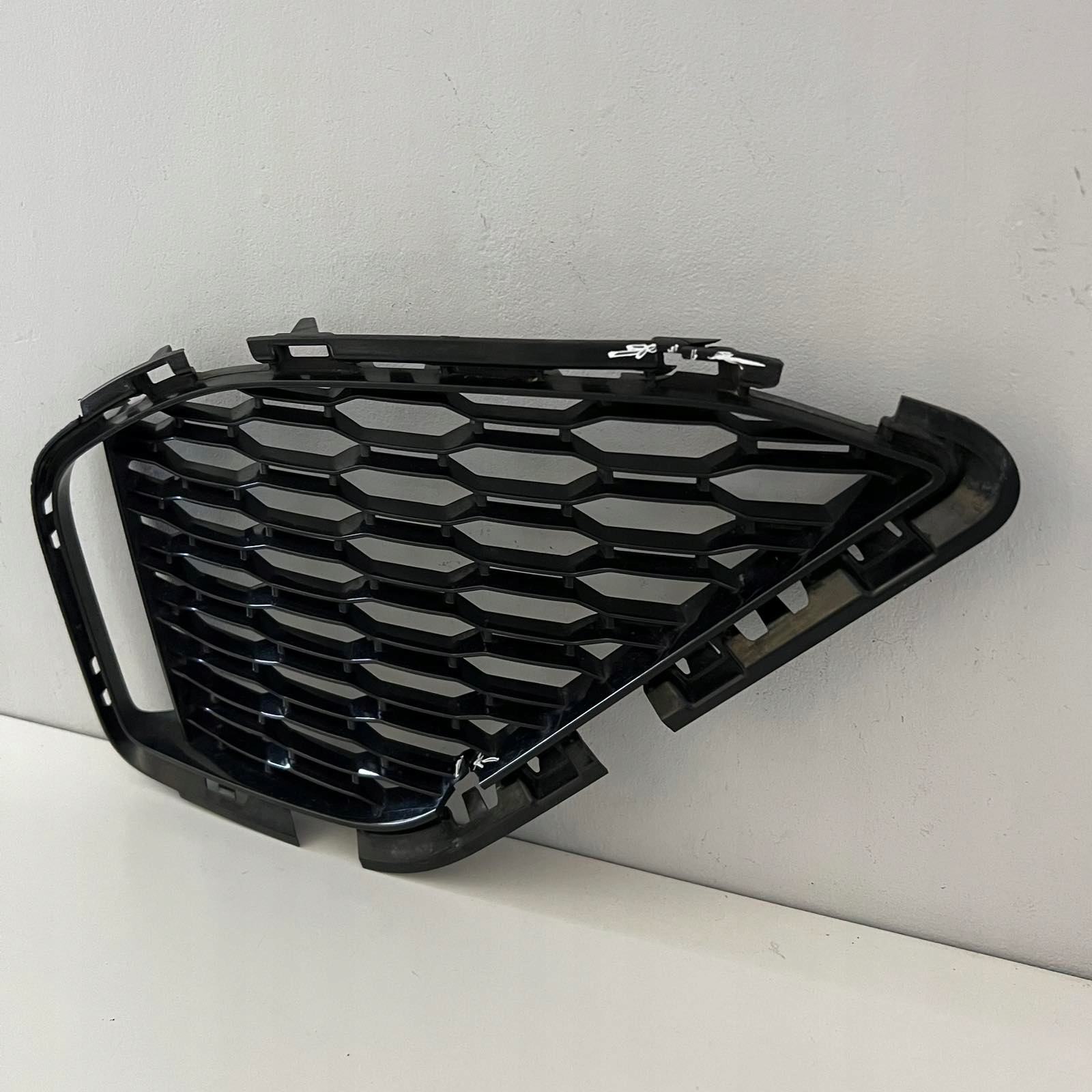 BMW 8 G15/G16 m-packet grid side left of a bumper front 51118074783