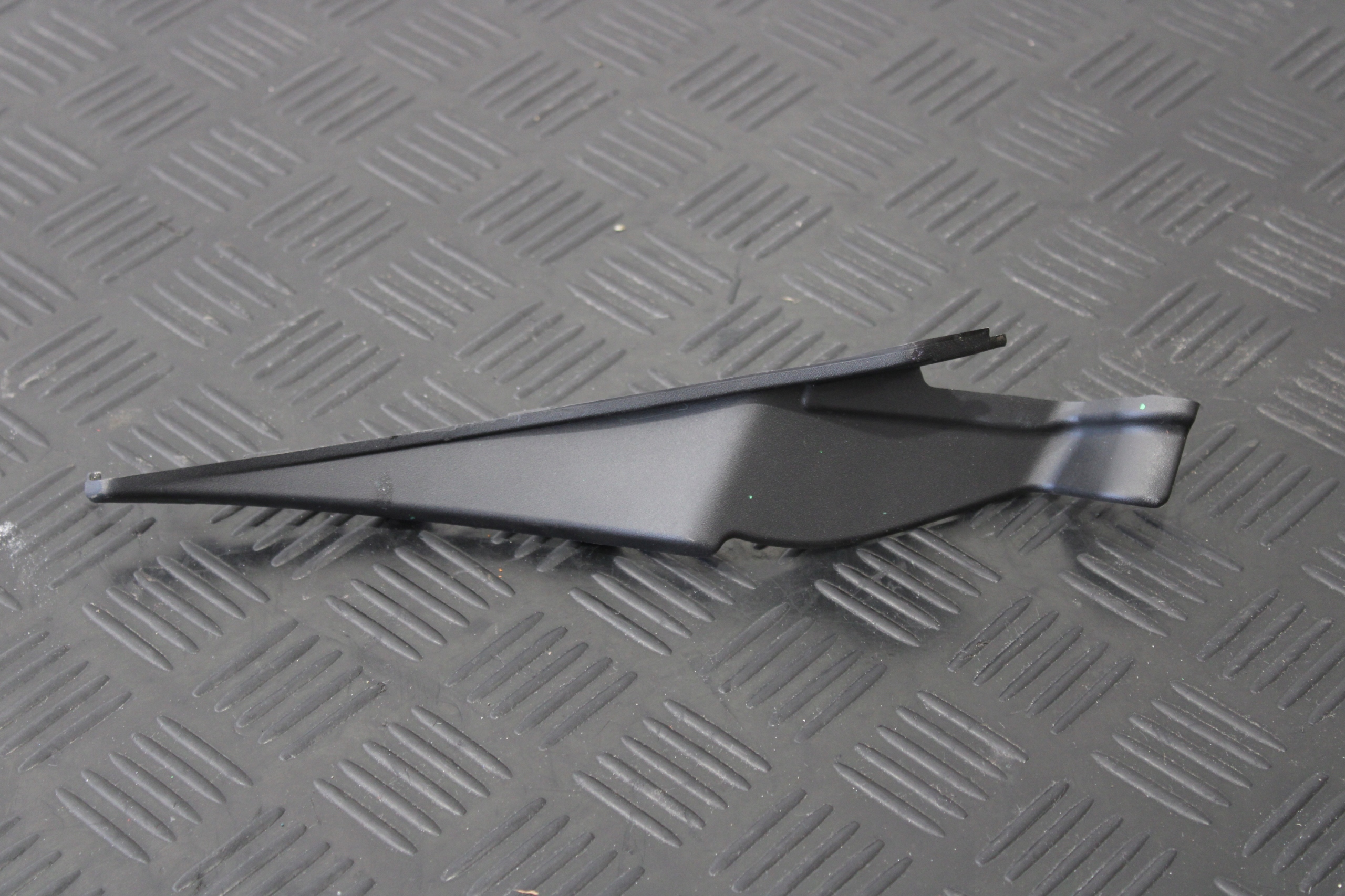 spoiler under the window right ARKANA 668621615R