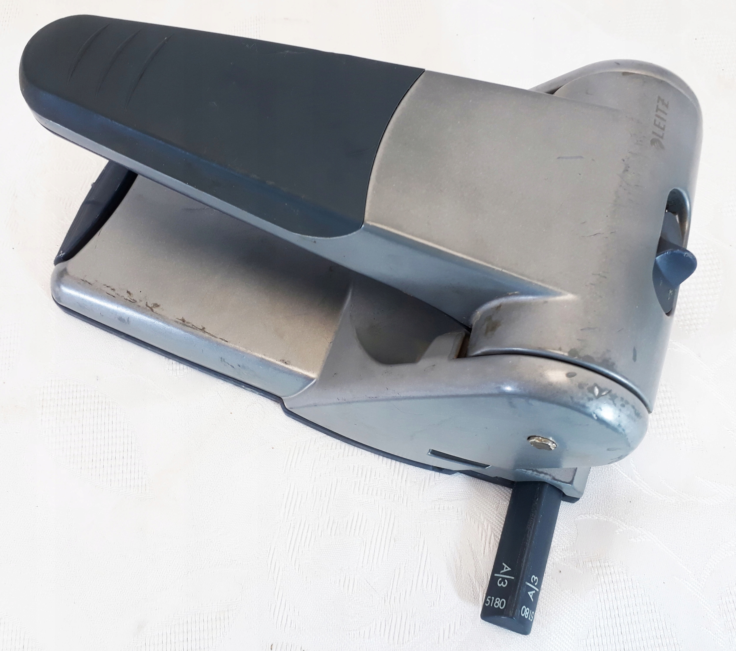 Dziurkacz Leitz 5180 szary do 65 kartek S620