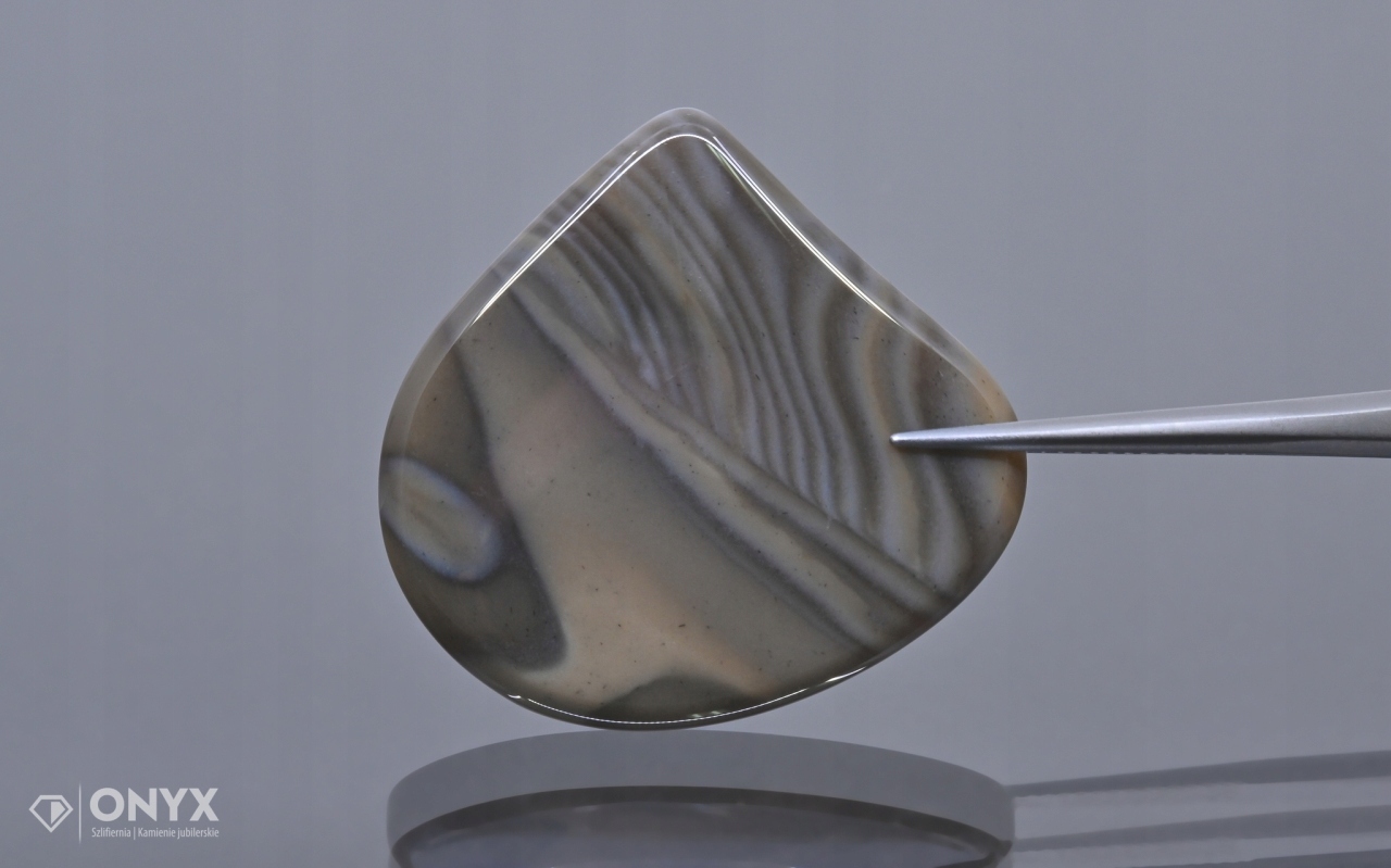 Křemílek pruhovaný kabošon nepravidelný 32,5x31 mm