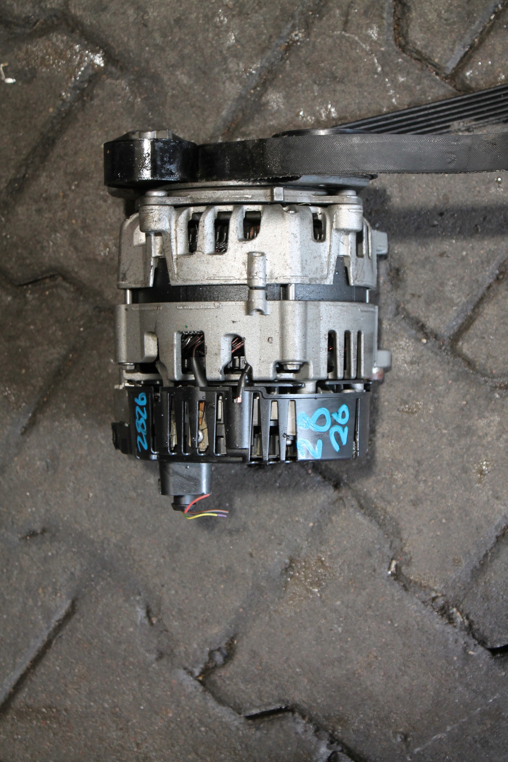 2826. alternator VW AUDI 04L903018A