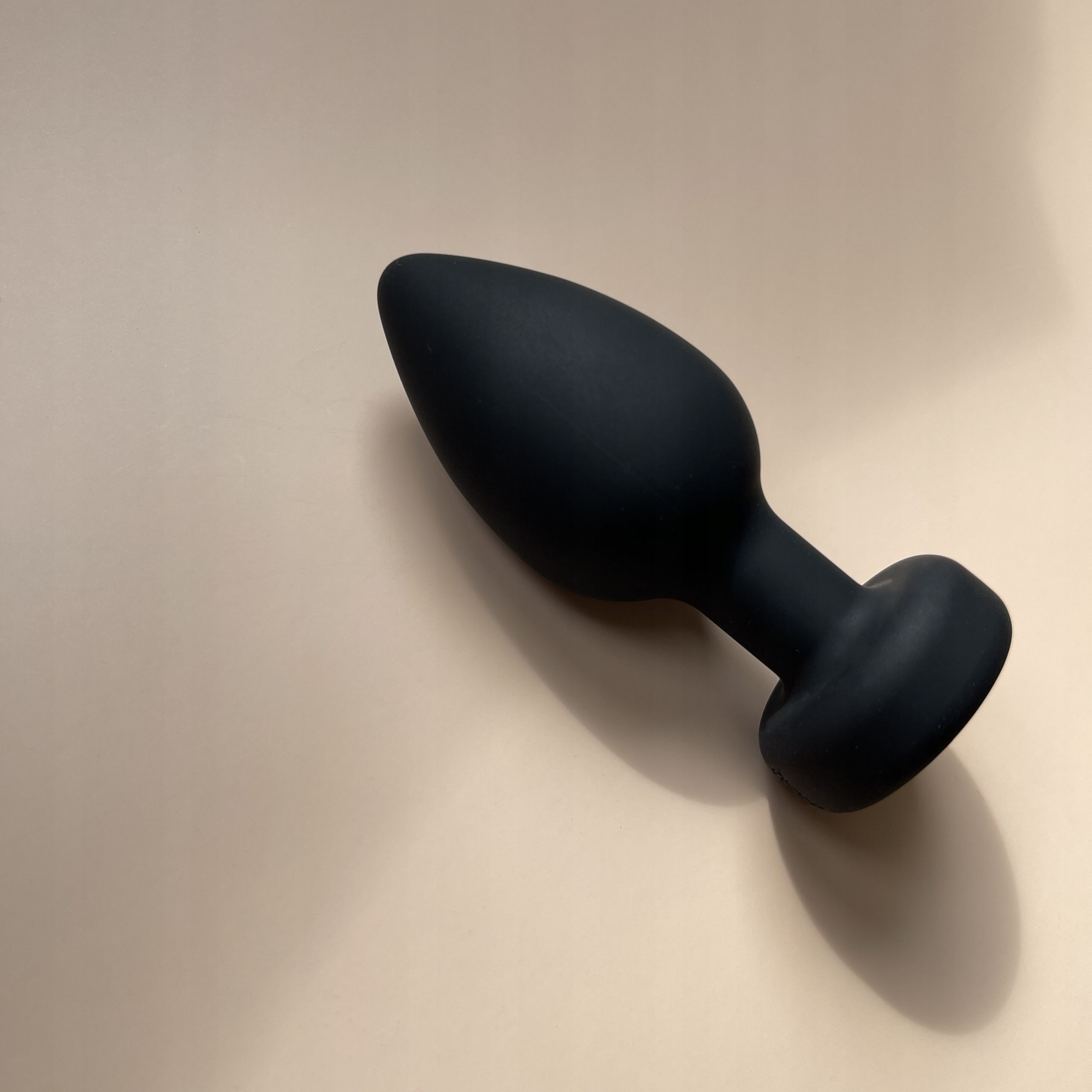 Korek Analny Wibrujący Maly z Pilotem Anal Plug 10 Trybów 9 cm x 3,5 cm