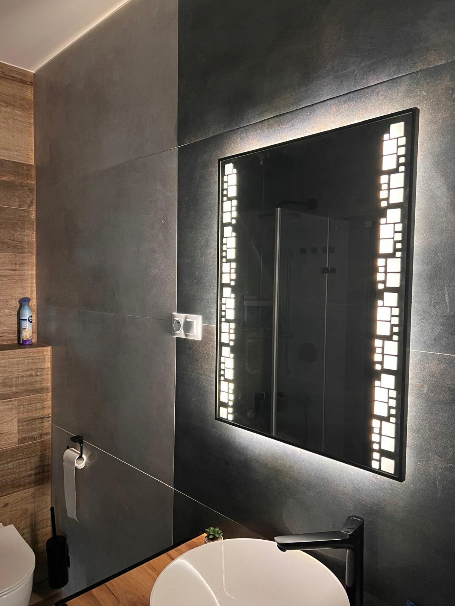 LUSTRO LED W CZARNEJ ALUMINIOWEJ RAMIE MAT LOFTOWE CZARNA RAMA LOFT 40x60 Typ lustra ścienne