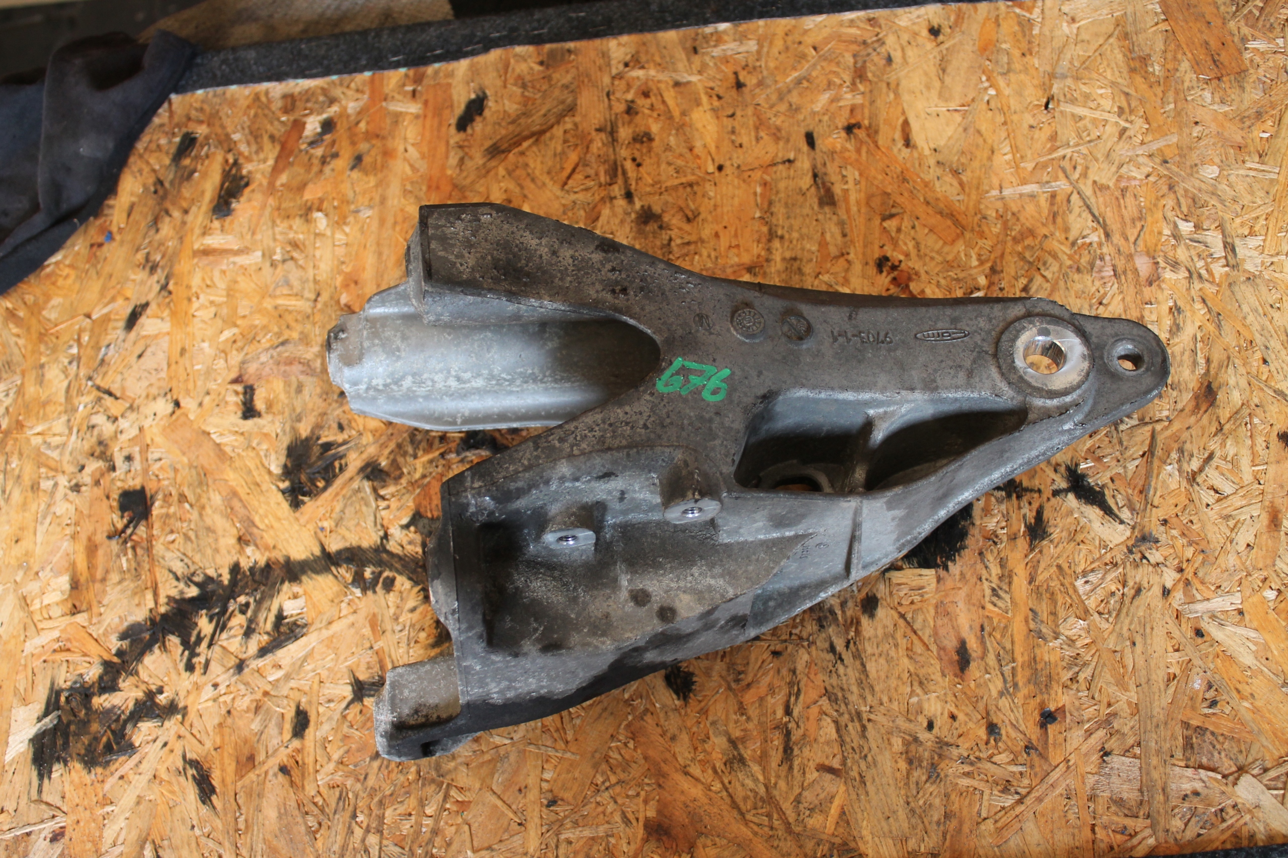 676. Support Support moteur plaque montage fixation 7E0199370