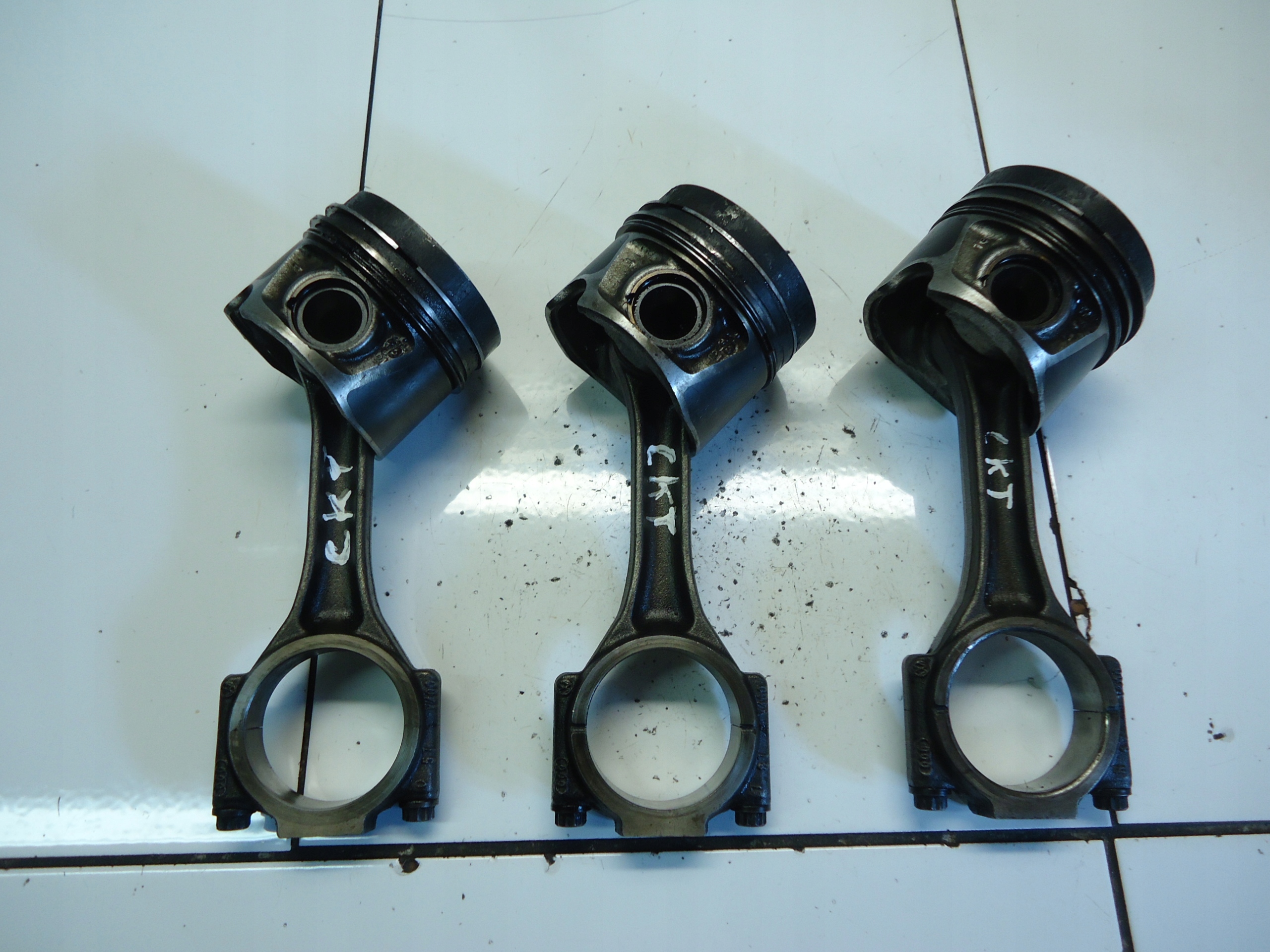 VW CRAFTER 2.0TDI CKT piston with connecting rod 038J V400