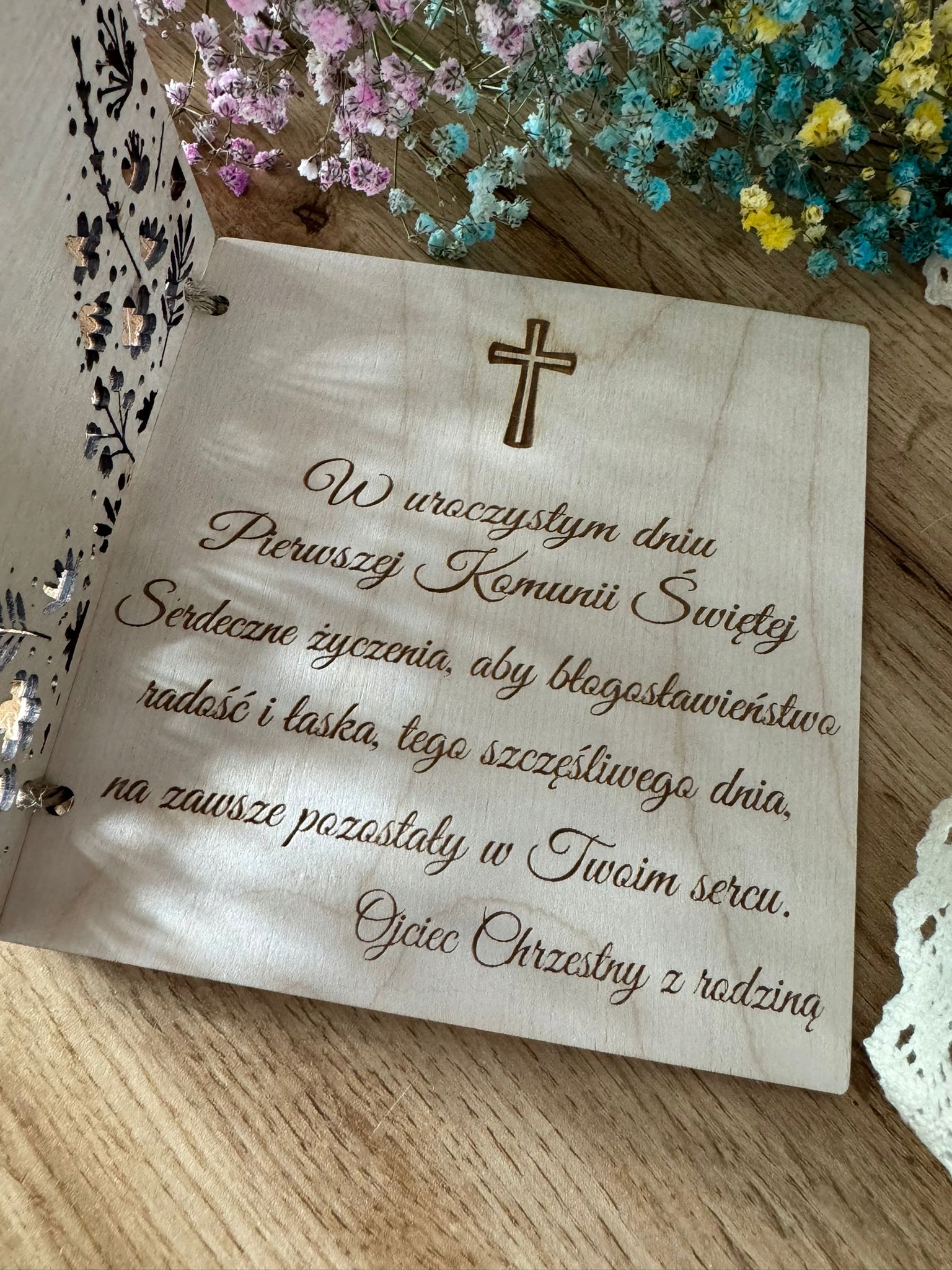 KARTKA NA KOMUNIĘ PAMIĄTKA PIERWSZEJ KOMUNII ŚWIĘTEJ PERSONALIZACJA DREWNO Kod producenta PAMIĘTKA PIERWSZEJ KOMUNII ŚWIĘTEJ 32