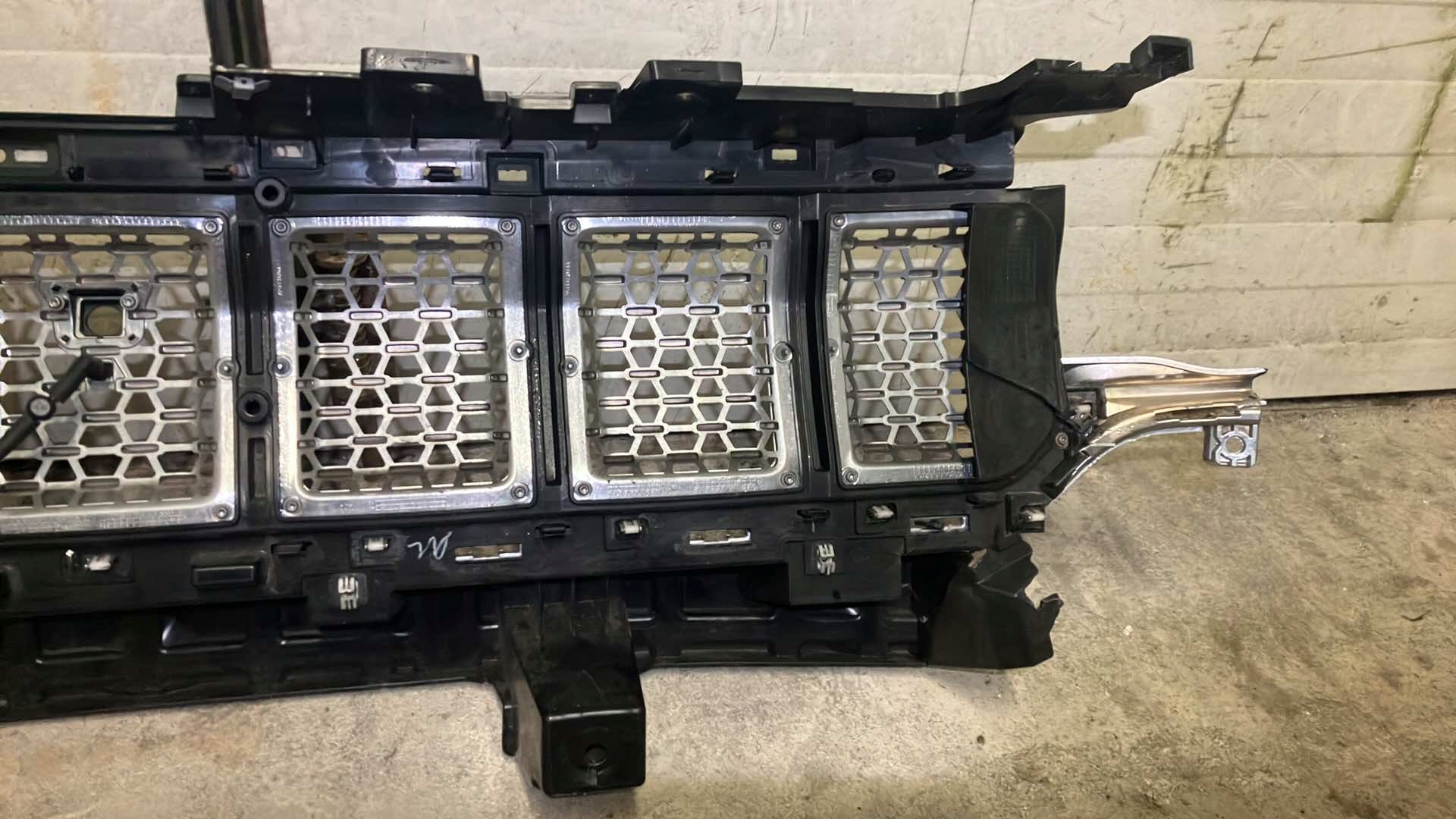 решетка радиатора WAGONEER 22-24R