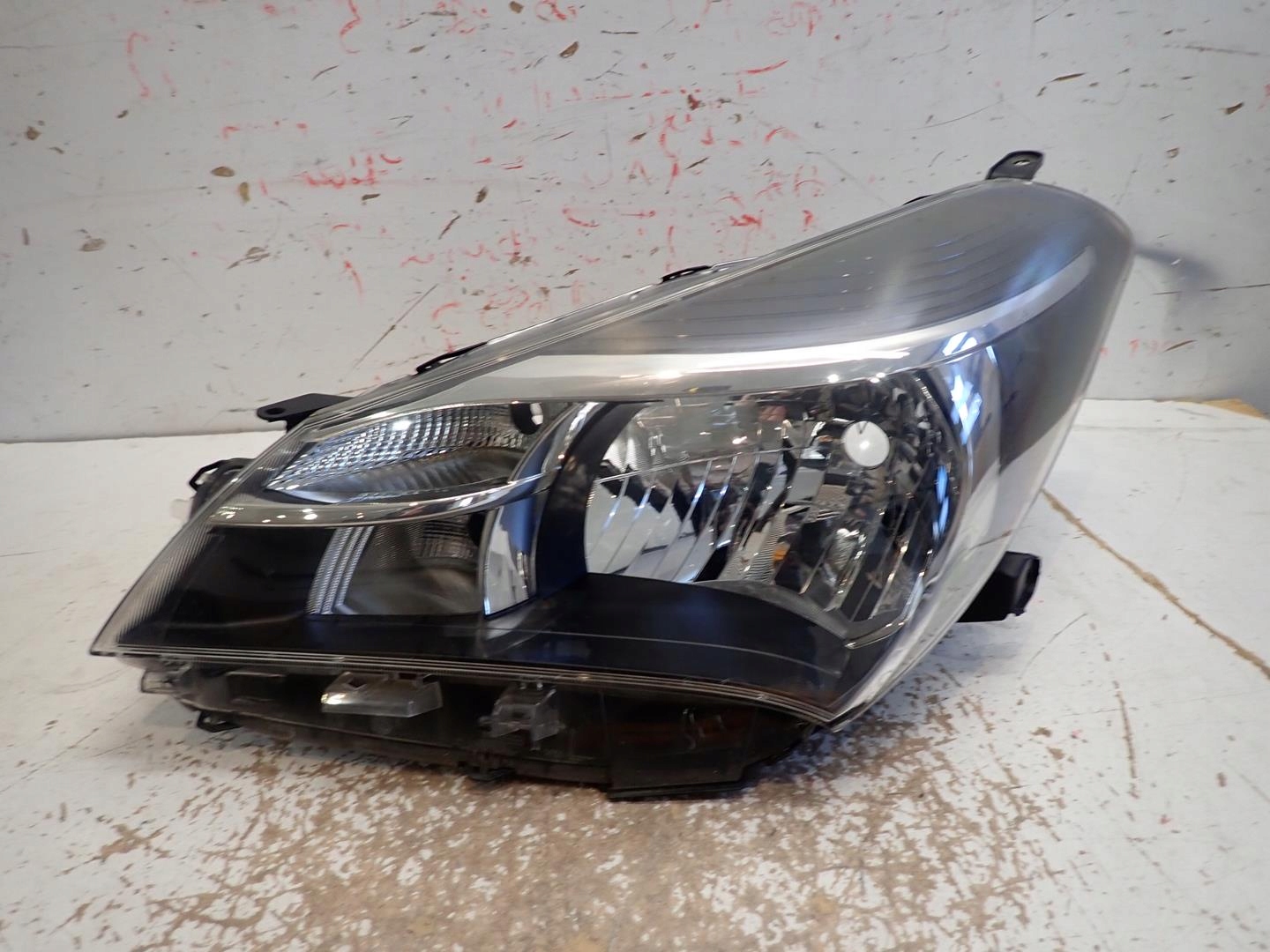 light front front left TOYOTA YARIS III LIFT 2014