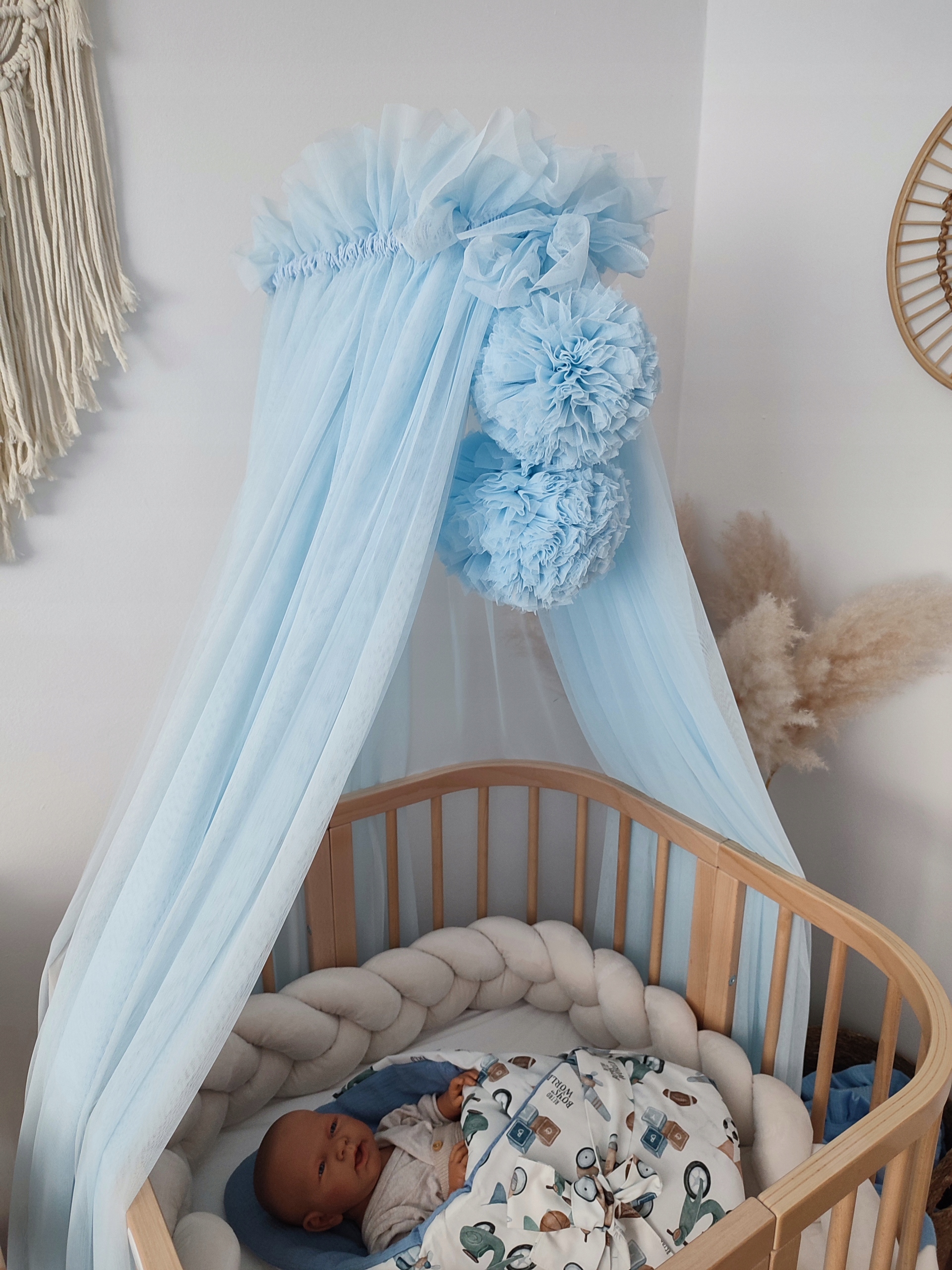 Baldachim z pomponami do łóżeczka "Tiul baby blue" Marka Koell