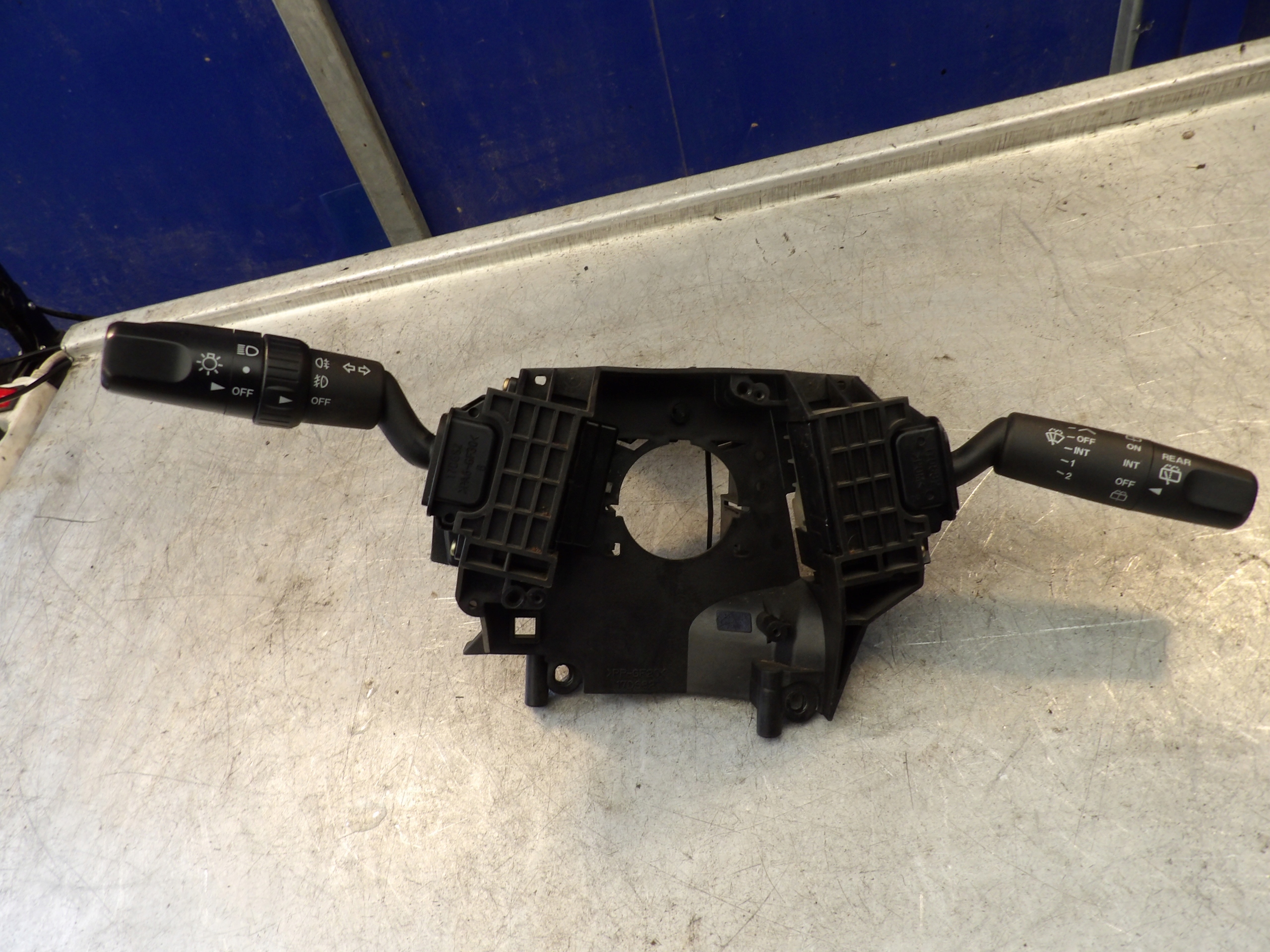 COMMODO ESSUIE GLACE MAZDA 3 1,6B
