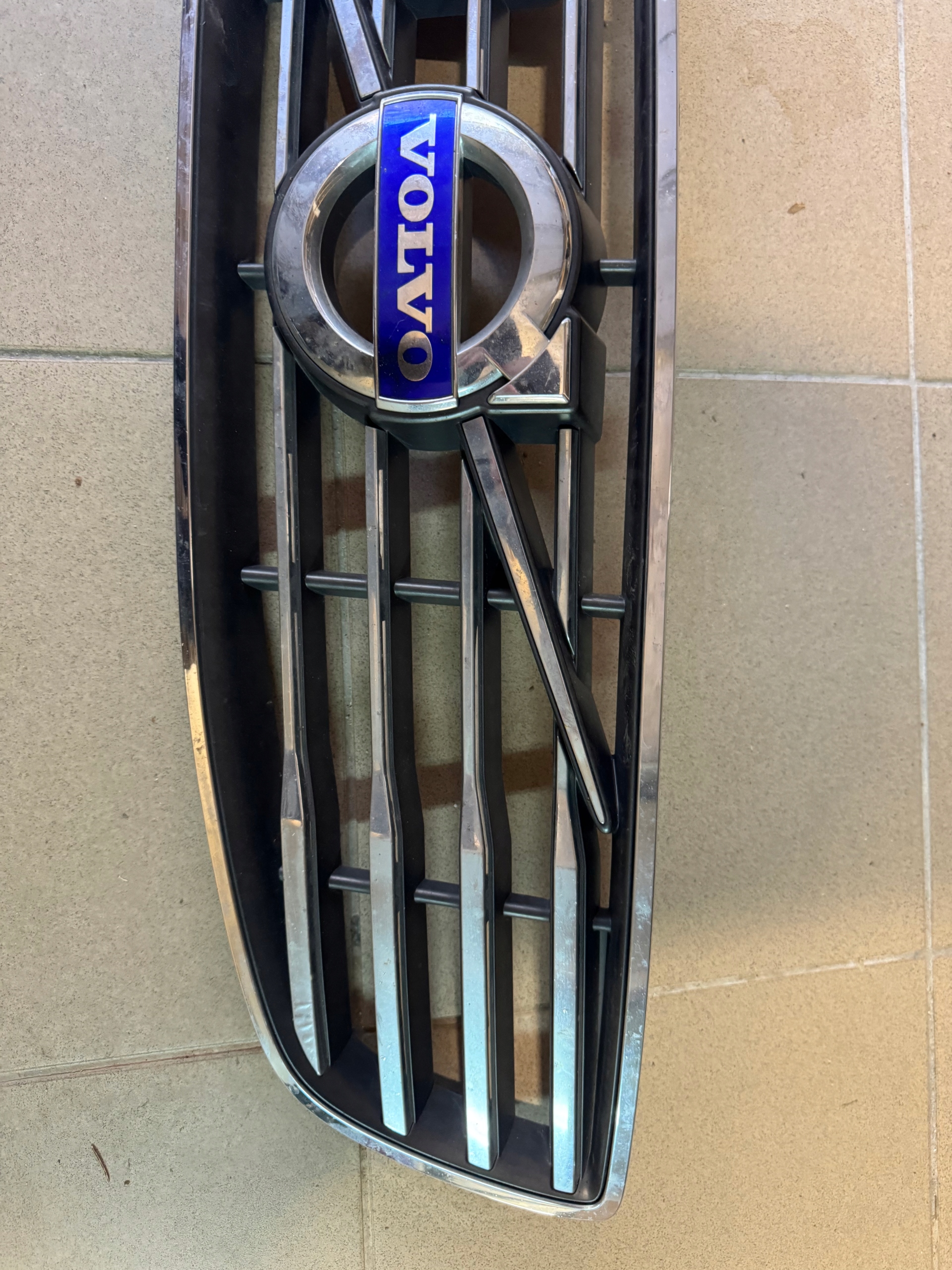 volvo C30 07-10 решетка радиатора оригинал