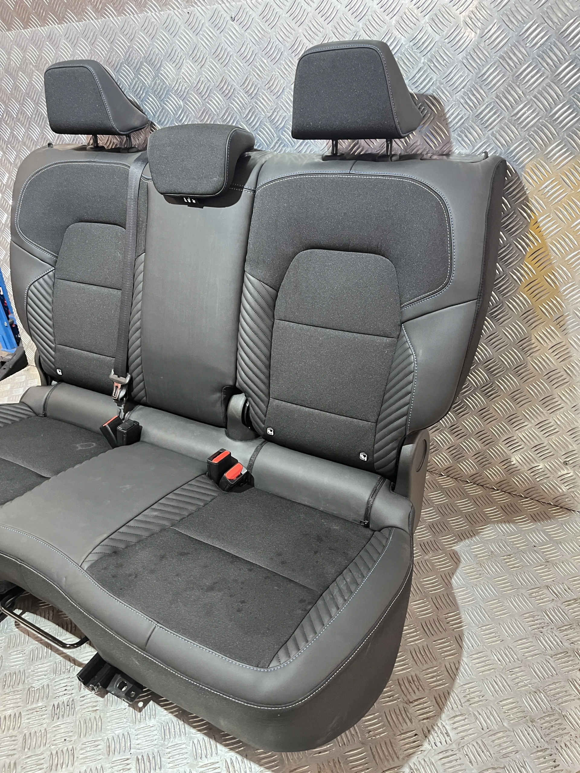 диван кресла зад Alpine renault SYMBIOZ 24-